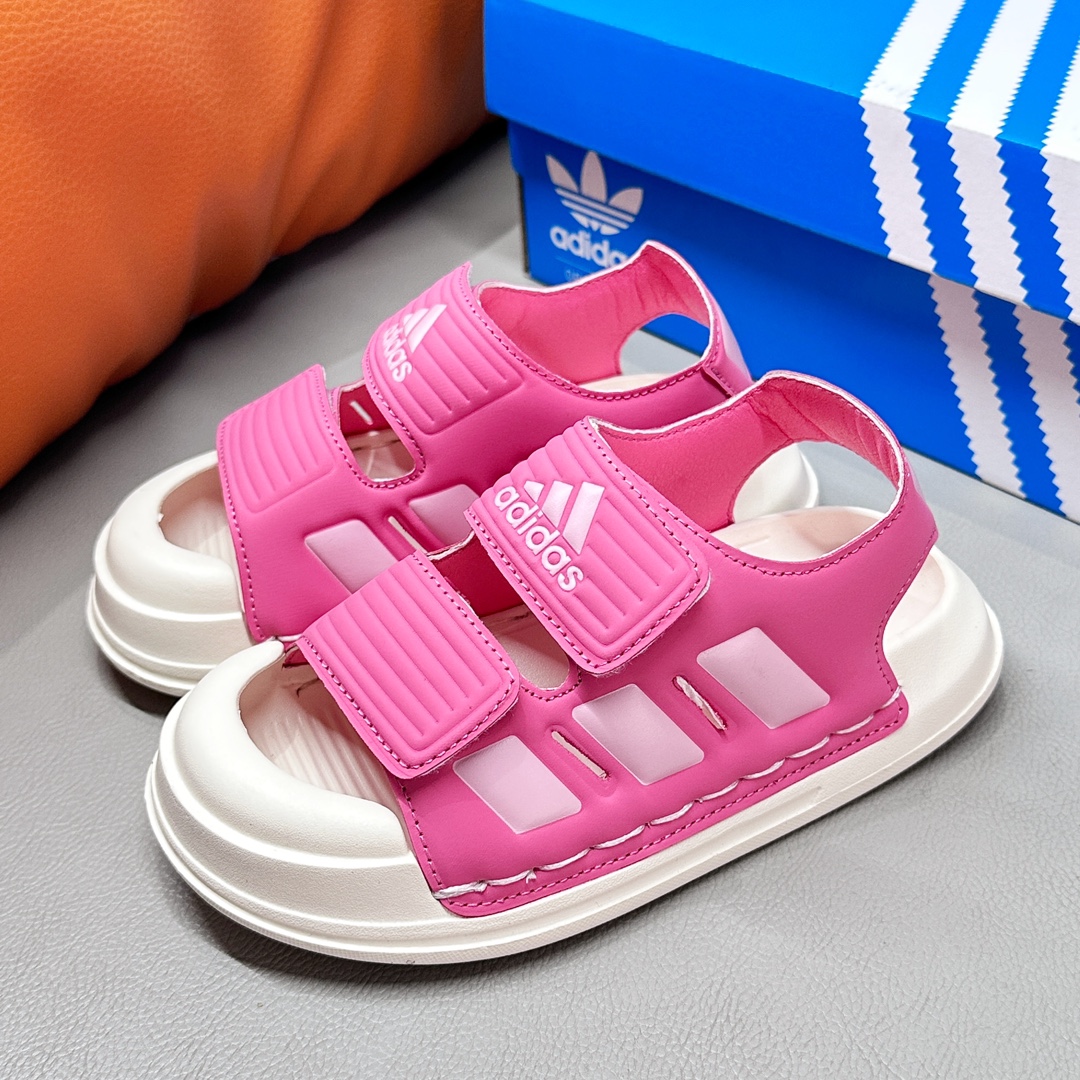 阿迪达斯ALTASWIM2.01升级版双魔术贴包头轻便儿童运动凉鞋 尺码：22-35码 🎯 系上只需轻轻一拍，魔术贴设计超便捷👑，不再有烦恼宝宝自己穿鞋的时刻。包头设计更好保护脚丫☀️。 🎈 轻盈材质像空气一样拥抱孩子的小脚丫🍃，每一步都是快乐和舒适的舞动💃。 🧳 不管户外探索还是家庭游戏日子📸，一双在手，活力全都有🔥！-选品中心
