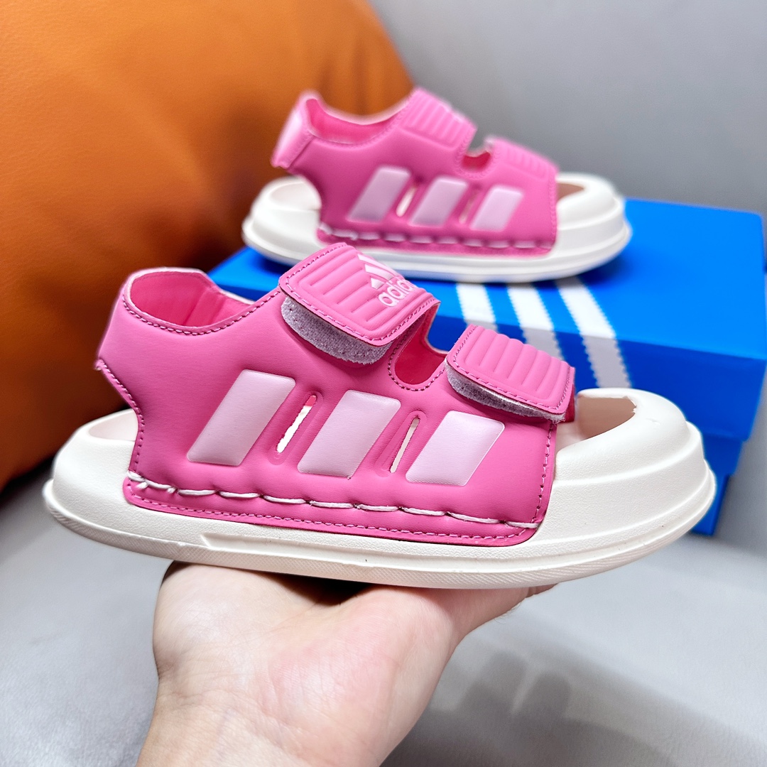 图片[5]-阿迪达斯ALTASWIM2.01升级版双魔术贴包头轻便儿童运动凉鞋 尺码：22-35码 🎯 系上只需轻轻一拍，魔术贴设计超便捷👑，不再有烦恼宝宝自己穿鞋的时刻。包头设计更好保护脚丫☀️。 🎈 轻盈材质像空气一样拥抱孩子的小脚丫🍃，每一步都是快乐和舒适的舞动💃。 🧳 不管户外探索还是家庭游戏日子📸，一双在手，活力全都有🔥！-选品中心