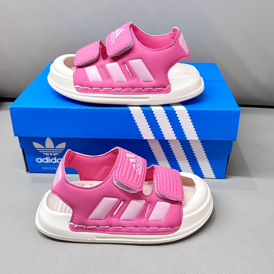 图片[7]-阿迪达斯ALTASWIM2.01升级版双魔术贴包头轻便儿童运动凉鞋 尺码：22-35码 🎯 系上只需轻轻一拍，魔术贴设计超便捷👑，不再有烦恼宝宝自己穿鞋的时刻。包头设计更好保护脚丫☀️。 🎈 轻盈材质像空气一样拥抱孩子的小脚丫🍃，每一步都是快乐和舒适的舞动💃。 🧳 不管户外探索还是家庭游戏日子📸，一双在手，活力全都有🔥！-选品中心