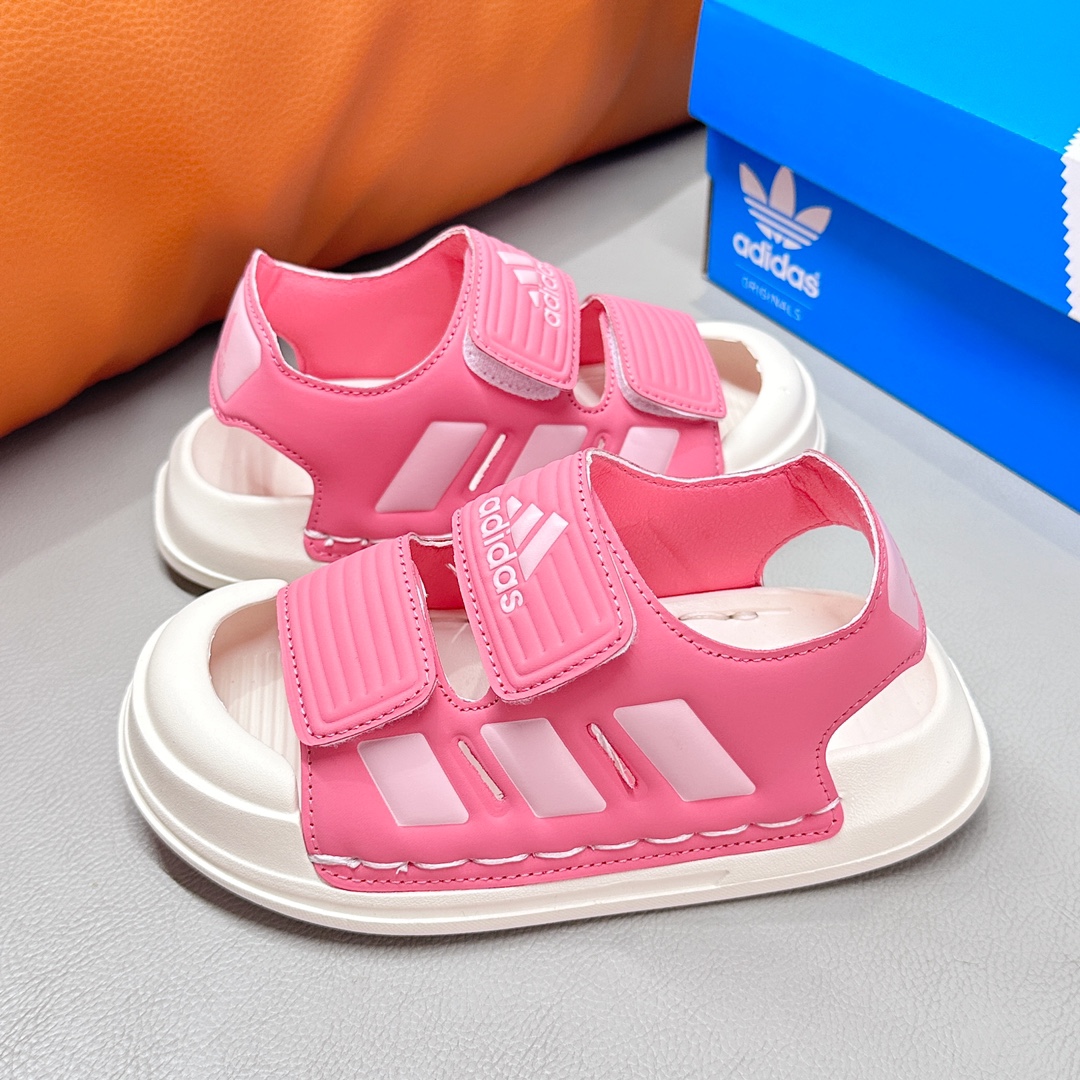 图片[9]-阿迪达斯ALTASWIM2.01升级版双魔术贴包头轻便儿童运动凉鞋 尺码：22-35码 🎯 系上只需轻轻一拍，魔术贴设计超便捷👑，不再有烦恼宝宝自己穿鞋的时刻。包头设计更好保护脚丫☀️。 🎈 轻盈材质像空气一样拥抱孩子的小脚丫🍃，每一步都是快乐和舒适的舞动💃。 🧳 不管户外探索还是家庭游戏日子📸，一双在手，活力全都有🔥！-选品中心