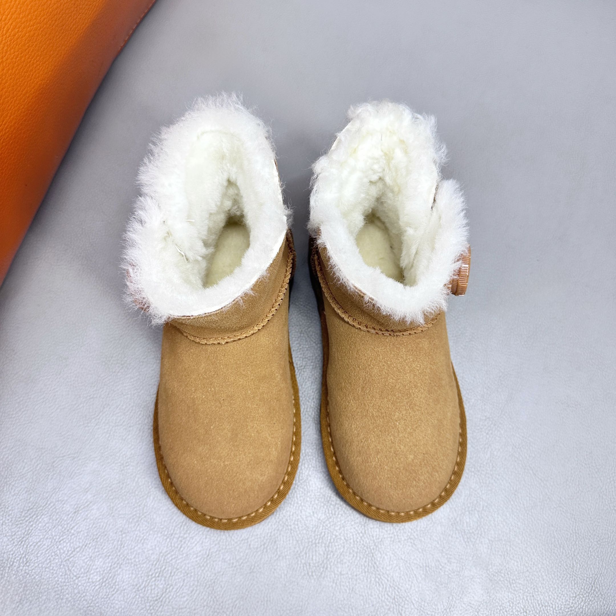 图片[3]-UGG 周冬雨Mini旋转扣中筒儿童短靴 秋冬雪地靴 时尚舒适鞋 户外雪地靴 俏皮可爱的百变造型， 美国轻奢品牌🐑UGG 平底系列冬季 雪地休闲保暖毛毛雪地靴。材料采用原厂防污防水皮料 防滑耐磨轻翼大底 保暖性能十足 严寒季节。羊皮毛一体 1.1隆丰原材料 Treadlite by UGG.轻翼大底，将给你带来新奇别致的温暖和舒适体验。 三色：卡其，黑色，巧色 尺码：26-37-选品中心