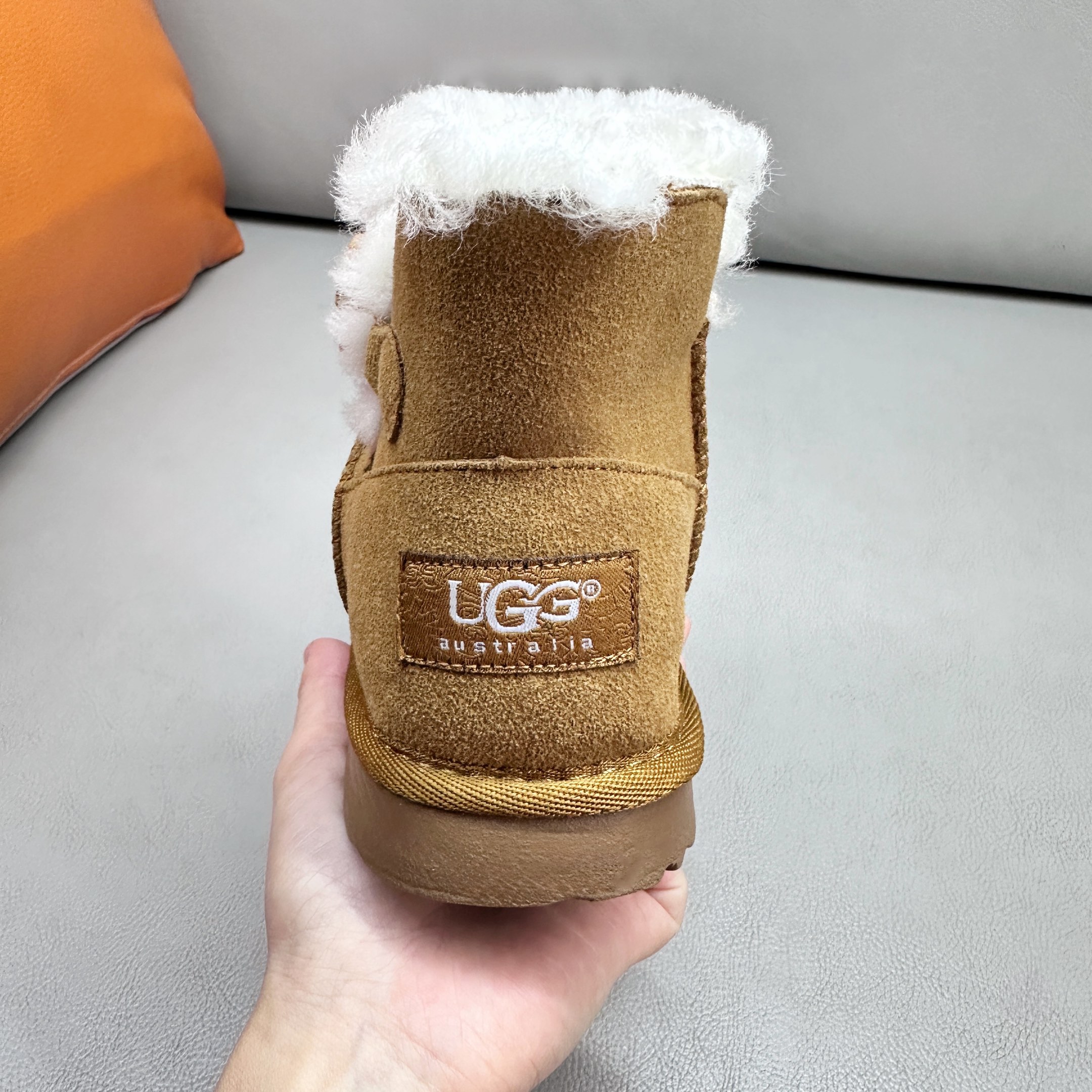 图片[7]-UGG 周冬雨Mini旋转扣中筒儿童短靴 秋冬雪地靴 时尚舒适鞋 户外雪地靴 俏皮可爱的百变造型， 美国轻奢品牌🐑UGG 平底系列冬季 雪地休闲保暖毛毛雪地靴。材料采用原厂防污防水皮料 防滑耐磨轻翼大底 保暖性能十足 严寒季节。羊皮毛一体 1.1隆丰原材料 Treadlite by UGG.轻翼大底，将给你带来新奇别致的温暖和舒适体验。 三色：卡其，黑色，巧色 尺码：26-37-选品中心