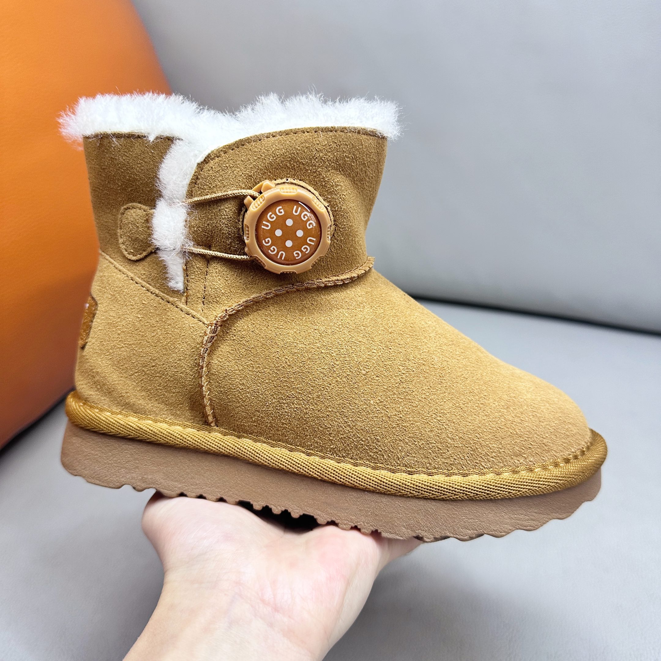 图片[2]-UGG 周冬雨Mini旋转扣中筒儿童短靴 秋冬雪地靴 时尚舒适鞋 户外雪地靴 俏皮可爱的百变造型， 美国轻奢品牌🐑UGG 平底系列冬季 雪地休闲保暖毛毛雪地靴。材料采用原厂防污防水皮料 防滑耐磨轻翼大底 保暖性能十足 严寒季节。羊皮毛一体 1.1隆丰原材料 Treadlite by UGG.轻翼大底，将给你带来新奇别致的温暖和舒适体验。 三色：卡其，黑色，巧色 尺码：26-37-选品中心