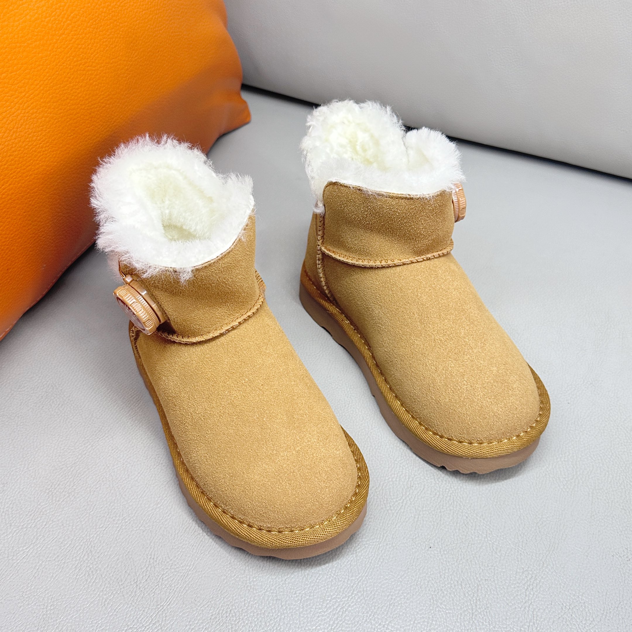 图片[5]-UGG 周冬雨Mini旋转扣中筒儿童短靴 秋冬雪地靴 时尚舒适鞋 户外雪地靴 俏皮可爱的百变造型， 美国轻奢品牌🐑UGG 平底系列冬季 雪地休闲保暖毛毛雪地靴。材料采用原厂防污防水皮料 防滑耐磨轻翼大底 保暖性能十足 严寒季节。羊皮毛一体 1.1隆丰原材料 Treadlite by UGG.轻翼大底，将给你带来新奇别致的温暖和舒适体验。 三色：卡其，黑色，巧色 尺码：26-37-选品中心