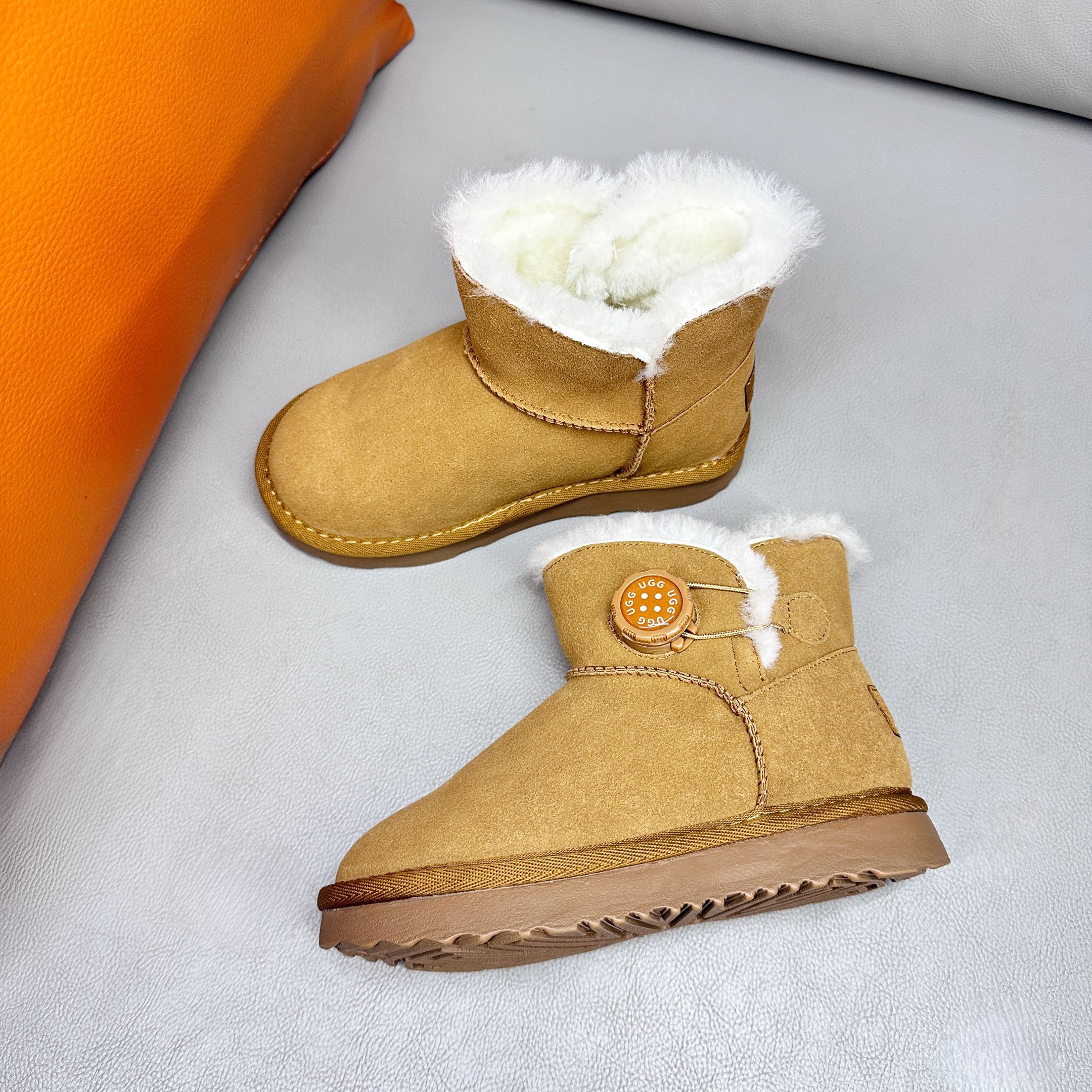 图片[9]-UGG 周冬雨Mini旋转扣中筒儿童短靴 秋冬雪地靴 时尚舒适鞋 户外雪地靴 俏皮可爱的百变造型， 美国轻奢品牌🐑UGG 平底系列冬季 雪地休闲保暖毛毛雪地靴。材料采用原厂防污防水皮料 防滑耐磨轻翼大底 保暖性能十足 严寒季节。羊皮毛一体 1.1隆丰原材料 Treadlite by UGG.轻翼大底，将给你带来新奇别致的温暖和舒适体验。 三色：卡其，黑色，巧色 尺码：26-37-选品中心