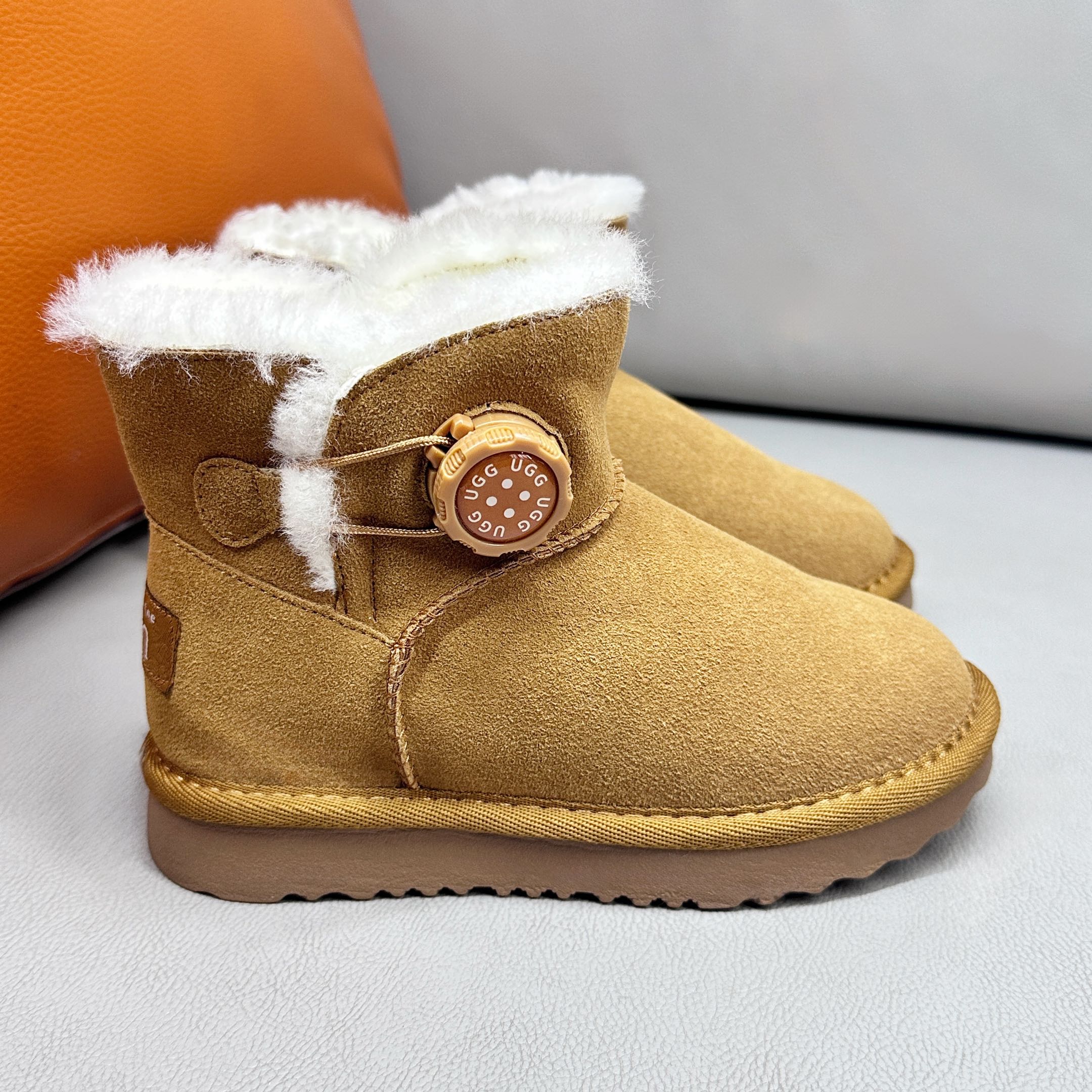 图片[4]-UGG 周冬雨Mini旋转扣中筒儿童短靴 秋冬雪地靴 时尚舒适鞋 户外雪地靴 俏皮可爱的百变造型， 美国轻奢品牌🐑UGG 平底系列冬季 雪地休闲保暖毛毛雪地靴。材料采用原厂防污防水皮料 防滑耐磨轻翼大底 保暖性能十足 严寒季节。羊皮毛一体 1.1隆丰原材料 Treadlite by UGG.轻翼大底，将给你带来新奇别致的温暖和舒适体验。 三色：卡其，黑色，巧色 尺码：26-37-选品中心