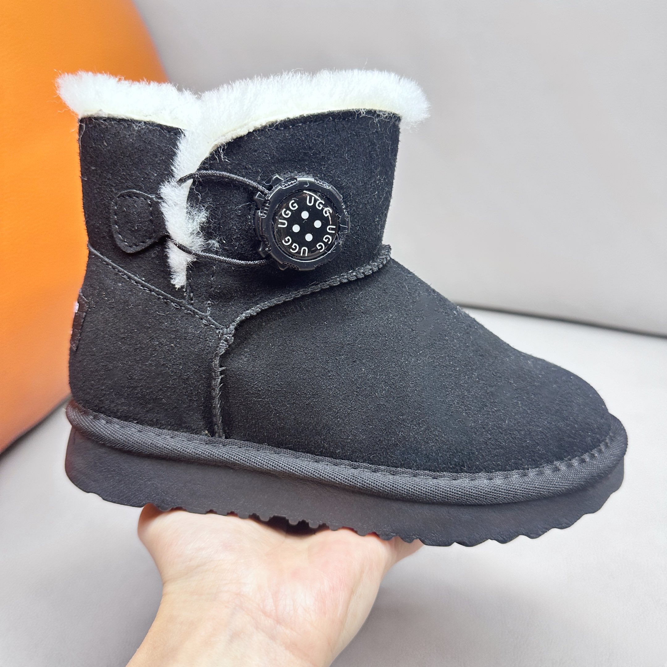 图片[2]-UGG 周冬雨Mini旋转扣中筒儿童短靴 秋冬雪地靴 时尚舒适鞋 户外雪地靴 俏皮可爱的百变造型， 美国轻奢品牌🐑UGG 平底系列冬季 雪地休闲保暖毛毛雪地靴。材料采用原厂防污防水皮料 防滑耐磨轻翼大底 保暖性能十足 严寒季节。羊皮毛一体 1.1隆丰原材料 Treadlite by UGG.轻翼大底，将给你带来新奇别致的温暖和舒适体验。 三色：卡其，黑色，巧色 尺码：26-37-选品中心