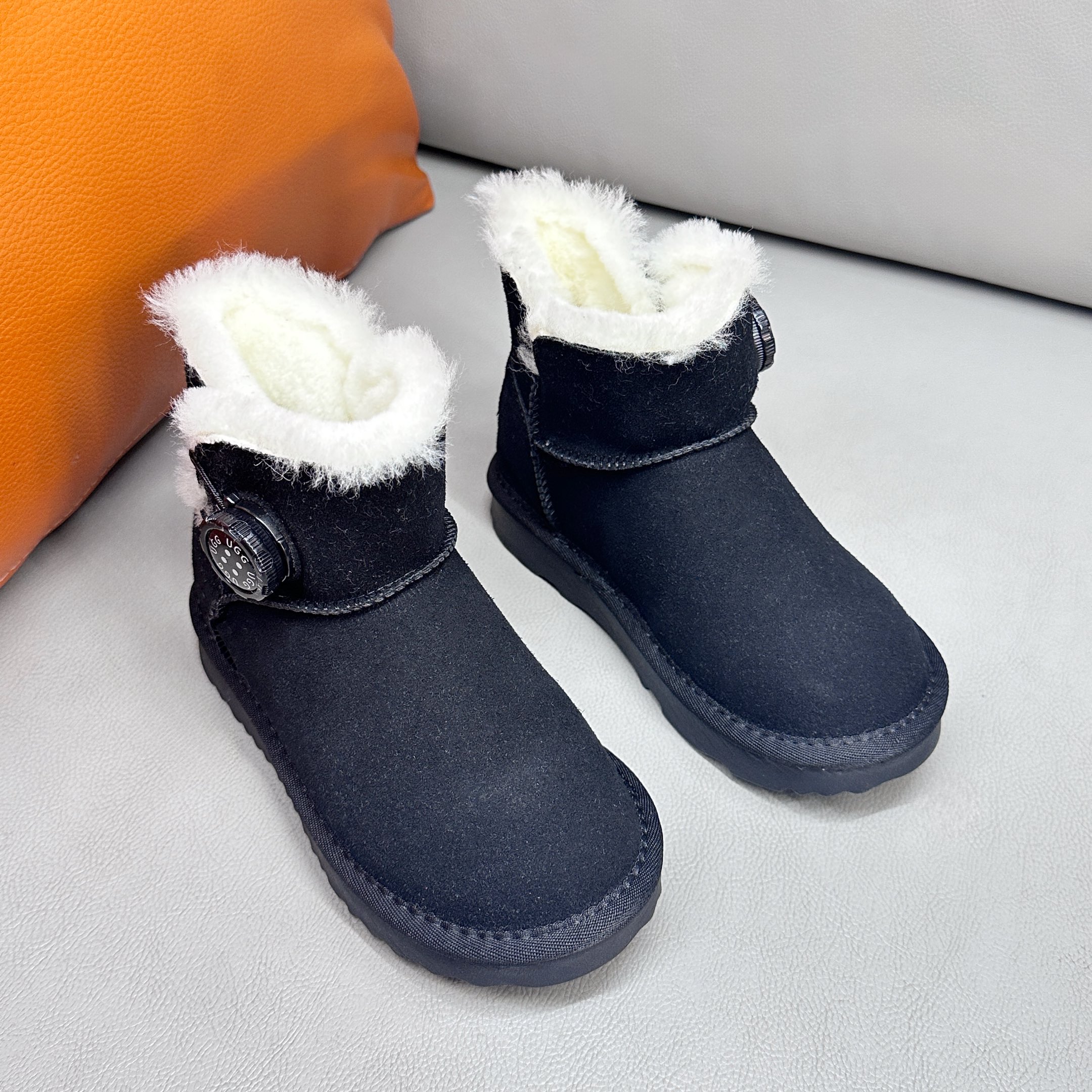 图片[5]-UGG 周冬雨Mini旋转扣中筒儿童短靴 秋冬雪地靴 时尚舒适鞋 户外雪地靴 俏皮可爱的百变造型， 美国轻奢品牌🐑UGG 平底系列冬季 雪地休闲保暖毛毛雪地靴。材料采用原厂防污防水皮料 防滑耐磨轻翼大底 保暖性能十足 严寒季节。羊皮毛一体 1.1隆丰原材料 Treadlite by UGG.轻翼大底，将给你带来新奇别致的温暖和舒适体验。 三色：卡其，黑色，巧色 尺码：26-37-选品中心