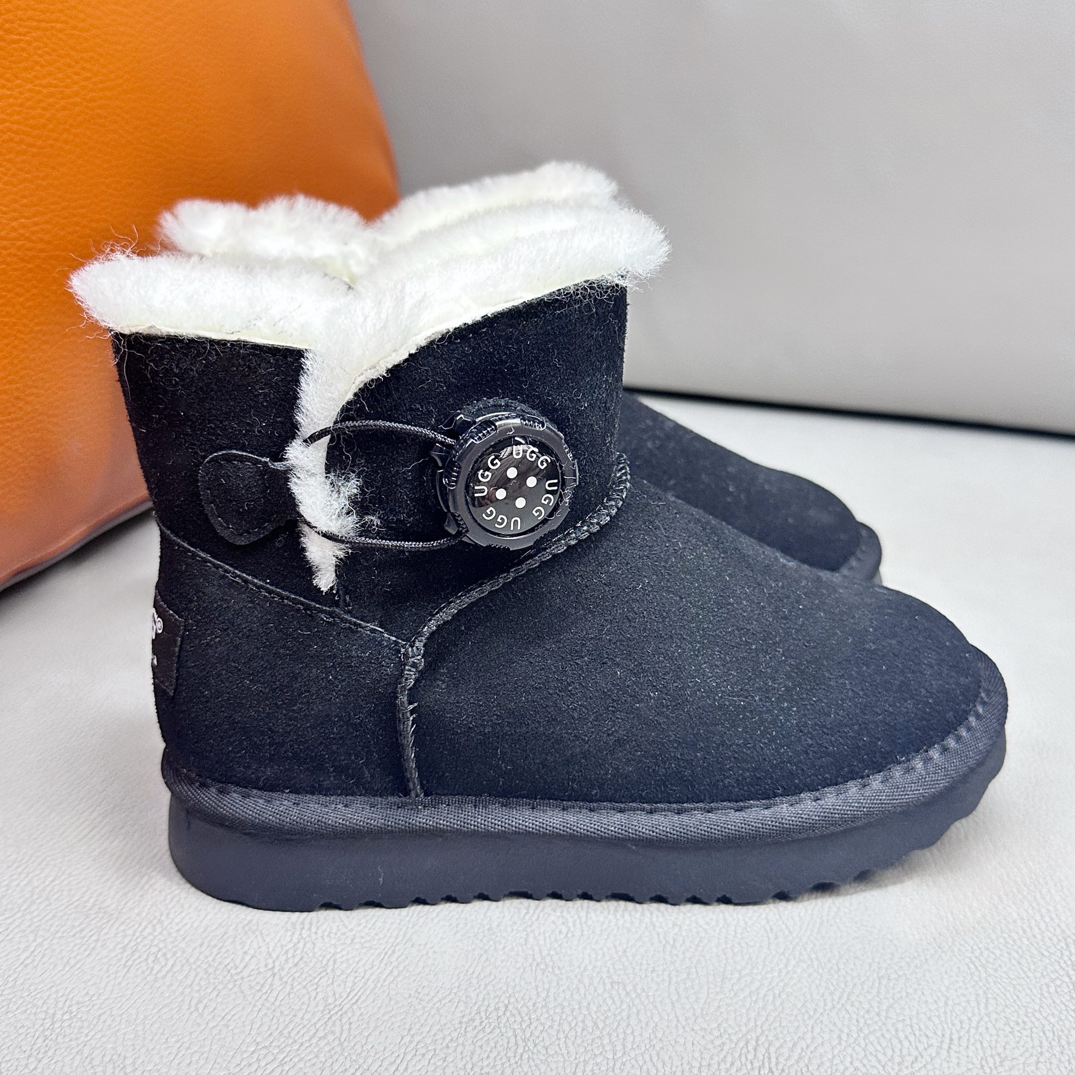 图片[4]-UGG 周冬雨Mini旋转扣中筒儿童短靴 秋冬雪地靴 时尚舒适鞋 户外雪地靴 俏皮可爱的百变造型， 美国轻奢品牌🐑UGG 平底系列冬季 雪地休闲保暖毛毛雪地靴。材料采用原厂防污防水皮料 防滑耐磨轻翼大底 保暖性能十足 严寒季节。羊皮毛一体 1.1隆丰原材料 Treadlite by UGG.轻翼大底，将给你带来新奇别致的温暖和舒适体验。 三色：卡其，黑色，巧色 尺码：26-37-选品中心