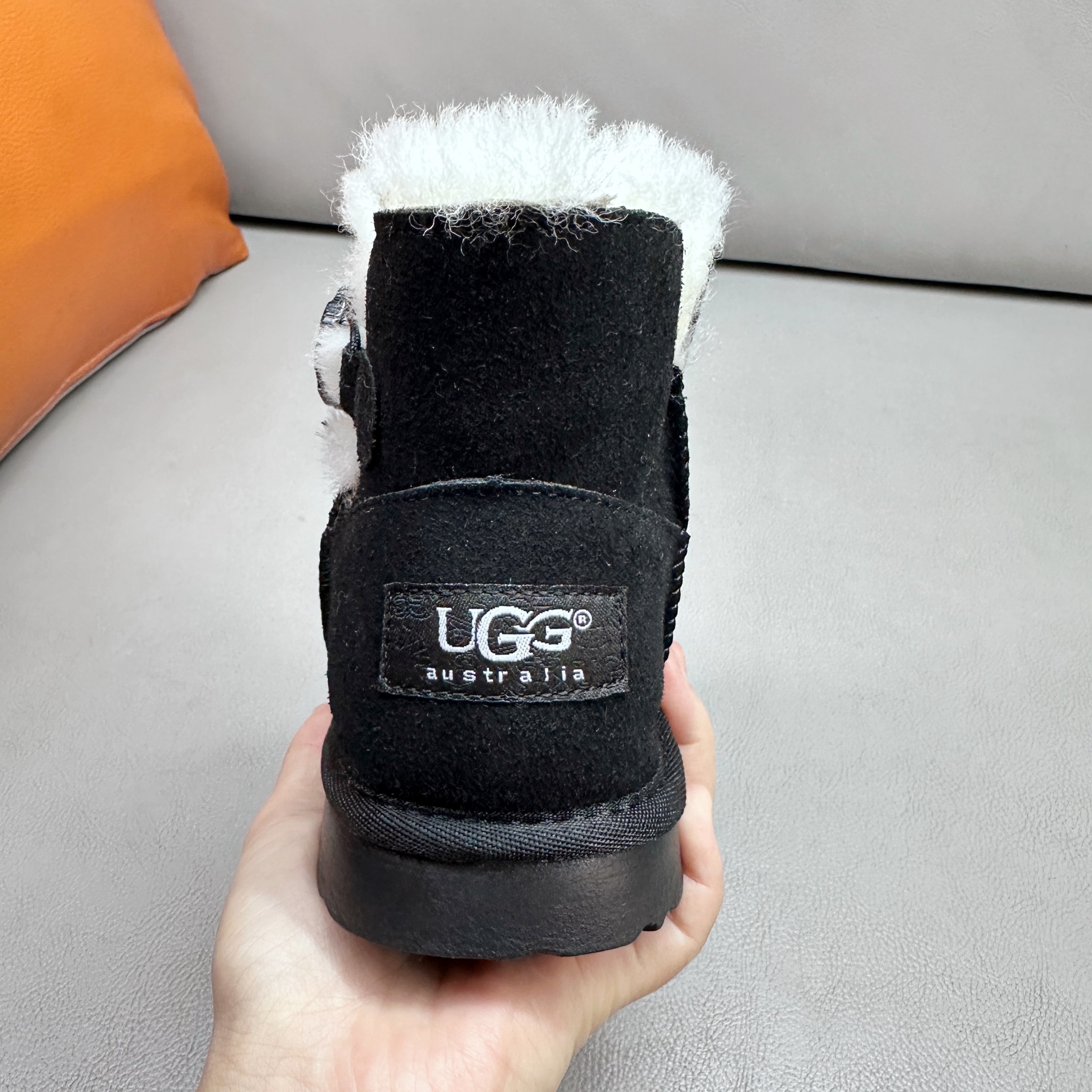图片[7]-UGG 周冬雨Mini旋转扣中筒儿童短靴 秋冬雪地靴 时尚舒适鞋 户外雪地靴 俏皮可爱的百变造型， 美国轻奢品牌🐑UGG 平底系列冬季 雪地休闲保暖毛毛雪地靴。材料采用原厂防污防水皮料 防滑耐磨轻翼大底 保暖性能十足 严寒季节。羊皮毛一体 1.1隆丰原材料 Treadlite by UGG.轻翼大底，将给你带来新奇别致的温暖和舒适体验。 三色：卡其，黑色，巧色 尺码：26-37-选品中心