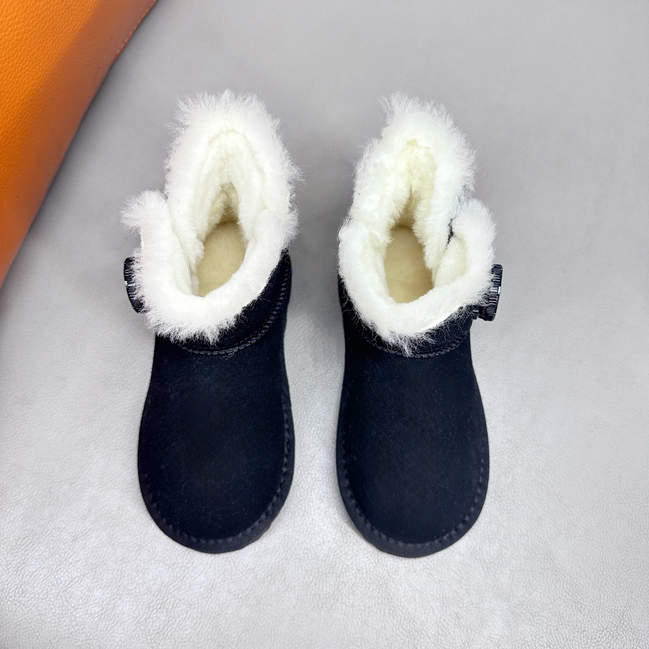 图片[3]-UGG 周冬雨Mini旋转扣中筒儿童短靴 秋冬雪地靴 时尚舒适鞋 户外雪地靴 俏皮可爱的百变造型， 美国轻奢品牌🐑UGG 平底系列冬季 雪地休闲保暖毛毛雪地靴。材料采用原厂防污防水皮料 防滑耐磨轻翼大底 保暖性能十足 严寒季节。羊皮毛一体 1.1隆丰原材料 Treadlite by UGG.轻翼大底，将给你带来新奇别致的温暖和舒适体验。 三色：卡其，黑色，巧色 尺码：26-37-选品中心