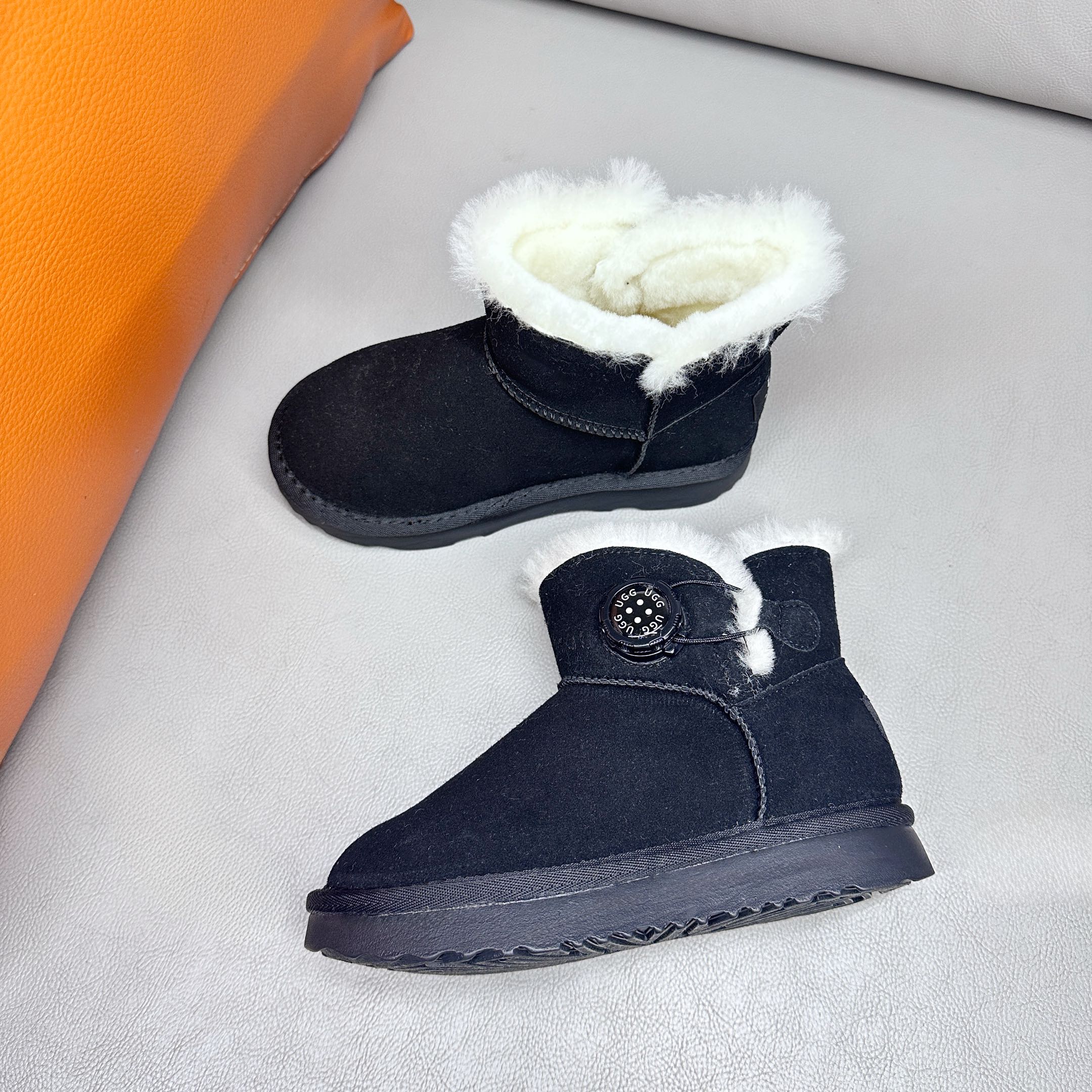 图片[9]-UGG 周冬雨Mini旋转扣中筒儿童短靴 秋冬雪地靴 时尚舒适鞋 户外雪地靴 俏皮可爱的百变造型， 美国轻奢品牌🐑UGG 平底系列冬季 雪地休闲保暖毛毛雪地靴。材料采用原厂防污防水皮料 防滑耐磨轻翼大底 保暖性能十足 严寒季节。羊皮毛一体 1.1隆丰原材料 Treadlite by UGG.轻翼大底，将给你带来新奇别致的温暖和舒适体验。 三色：卡其，黑色，巧色 尺码：26-37-选品中心