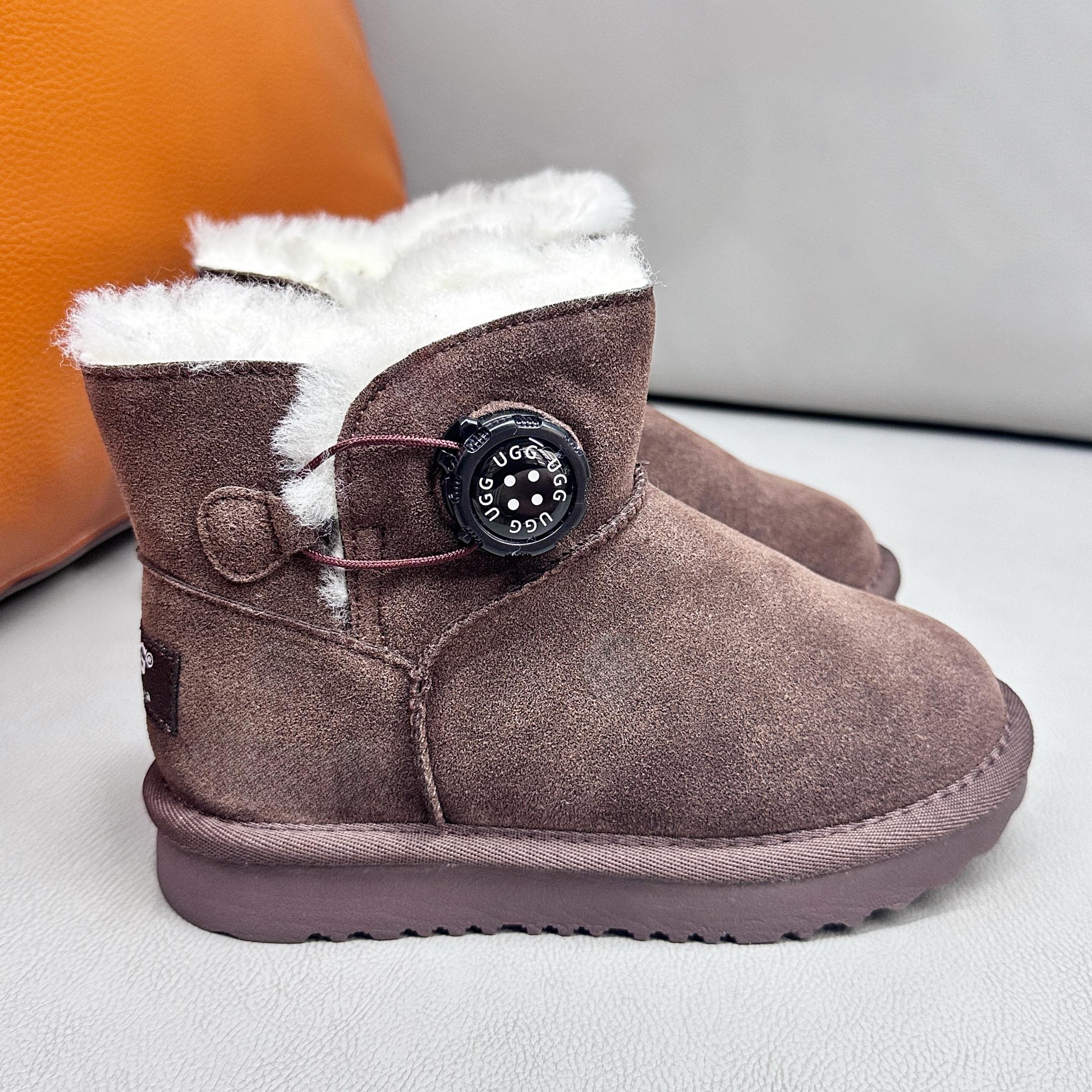 图片[4]-UGG 周冬雨Mini旋转扣中筒儿童短靴 秋冬雪地靴 时尚舒适鞋 户外雪地靴 俏皮可爱的百变造型， 美国轻奢品牌🐑UGG 平底系列冬季 雪地休闲保暖毛毛雪地靴。材料采用原厂防污防水皮料 防滑耐磨轻翼大底 保暖性能十足 严寒季节。羊皮毛一体 1.1隆丰原材料 Treadlite by UGG.轻翼大底，将给你带来新奇别致的温暖和舒适体验。 三色：卡其，黑色，巧色 尺码：26-37-选品中心