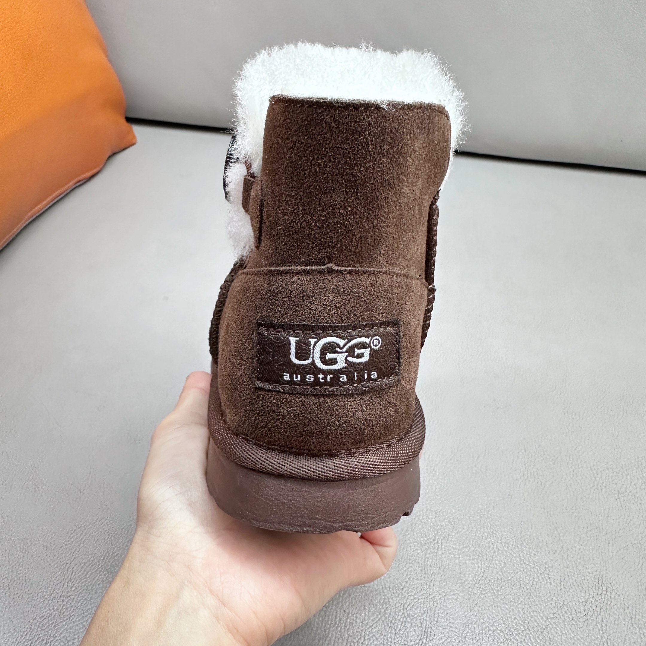 图片[7]-UGG 周冬雨Mini旋转扣中筒儿童短靴 秋冬雪地靴 时尚舒适鞋 户外雪地靴 俏皮可爱的百变造型， 美国轻奢品牌🐑UGG 平底系列冬季 雪地休闲保暖毛毛雪地靴。材料采用原厂防污防水皮料 防滑耐磨轻翼大底 保暖性能十足 严寒季节。羊皮毛一体 1.1隆丰原材料 Treadlite by UGG.轻翼大底，将给你带来新奇别致的温暖和舒适体验。 三色：卡其，黑色，巧色 尺码：26-37-选品中心