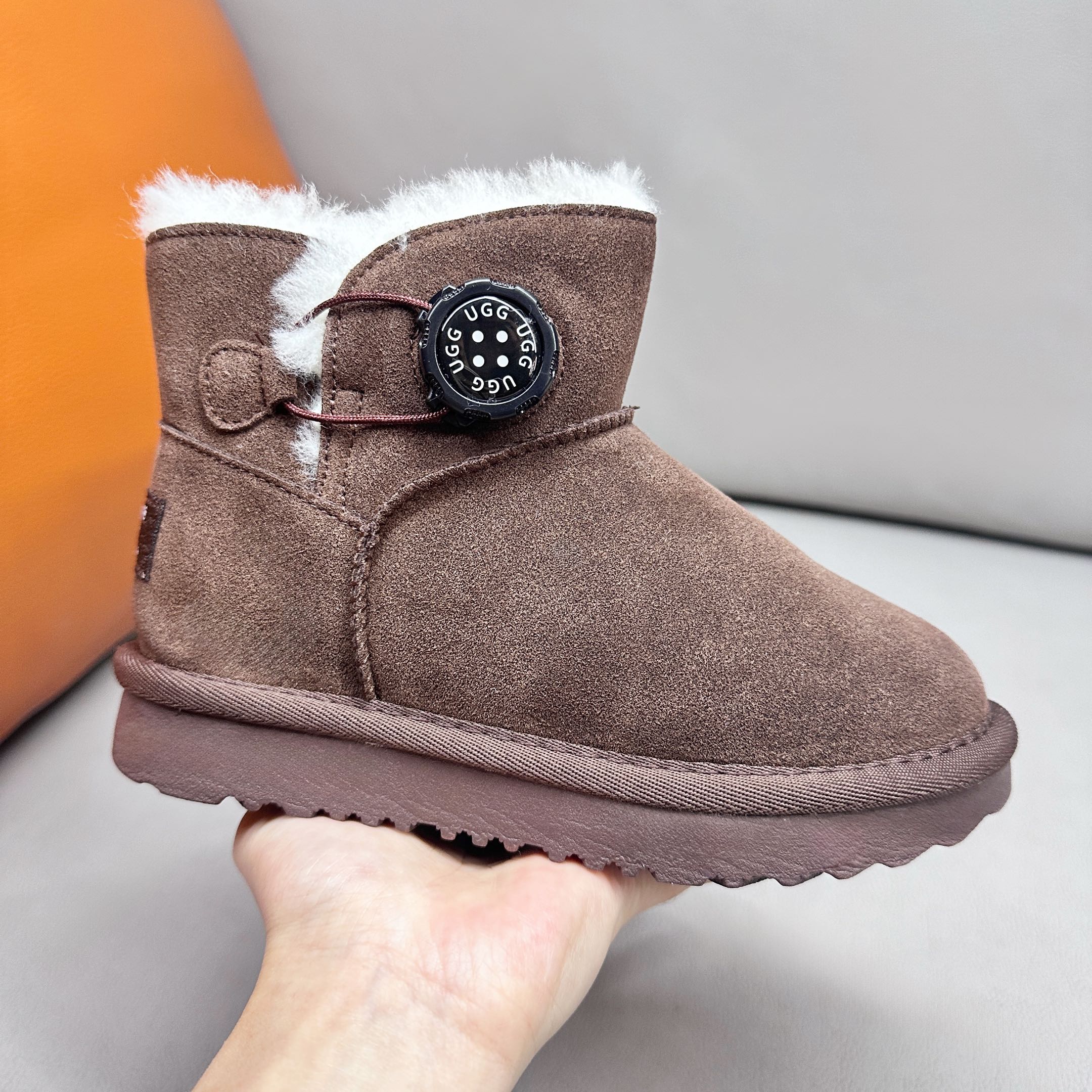 图片[2]-UGG 周冬雨Mini旋转扣中筒儿童短靴 秋冬雪地靴 时尚舒适鞋 户外雪地靴 俏皮可爱的百变造型， 美国轻奢品牌🐑UGG 平底系列冬季 雪地休闲保暖毛毛雪地靴。材料采用原厂防污防水皮料 防滑耐磨轻翼大底 保暖性能十足 严寒季节。羊皮毛一体 1.1隆丰原材料 Treadlite by UGG.轻翼大底，将给你带来新奇别致的温暖和舒适体验。 三色：卡其，黑色，巧色 尺码：26-37-选品中心