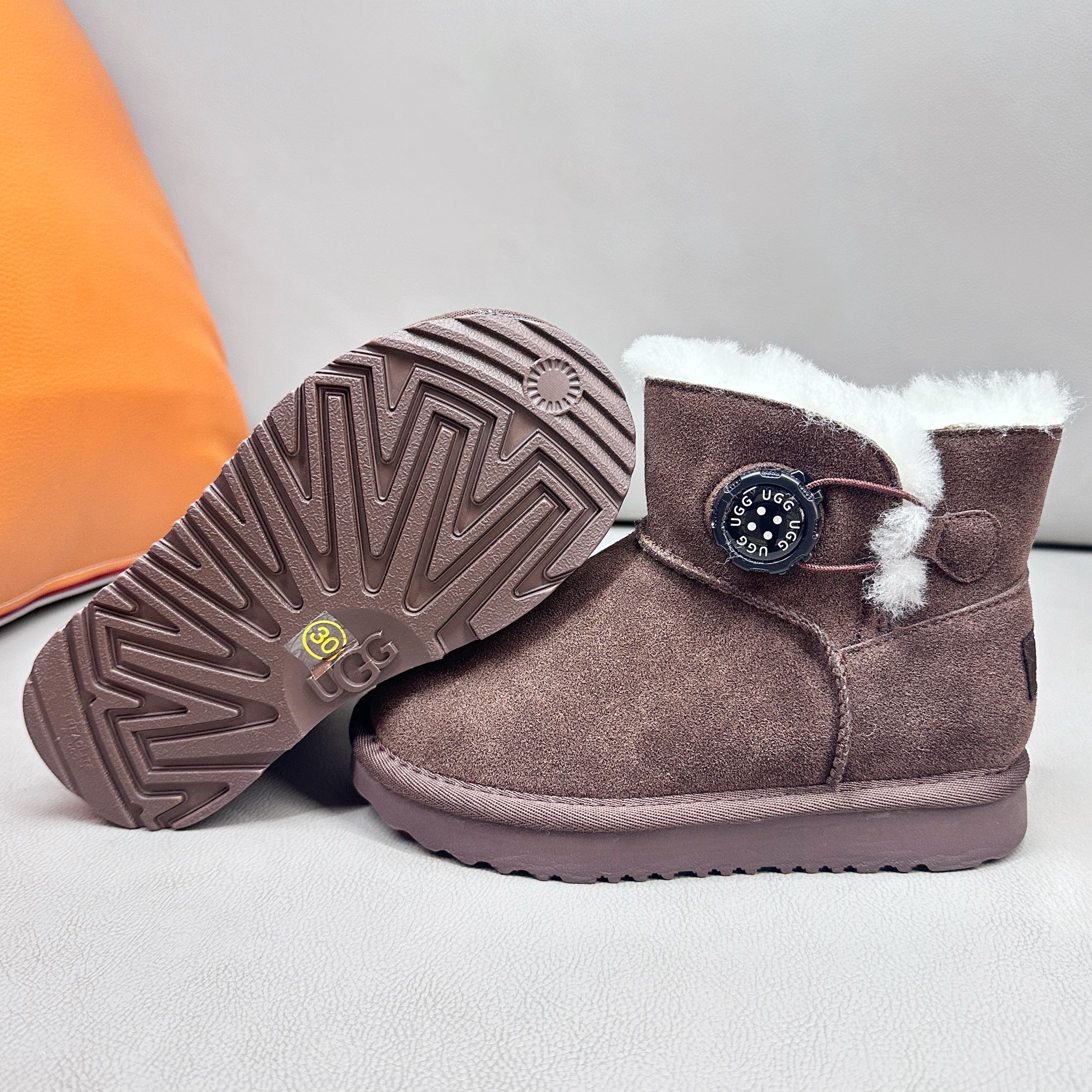 图片[8]-UGG 周冬雨Mini旋转扣中筒儿童短靴 秋冬雪地靴 时尚舒适鞋 户外雪地靴 俏皮可爱的百变造型， 美国轻奢品牌🐑UGG 平底系列冬季 雪地休闲保暖毛毛雪地靴。材料采用原厂防污防水皮料 防滑耐磨轻翼大底 保暖性能十足 严寒季节。羊皮毛一体 1.1隆丰原材料 Treadlite by UGG.轻翼大底，将给你带来新奇别致的温暖和舒适体验。 三色：卡其，黑色，巧色 尺码：26-37-选品中心