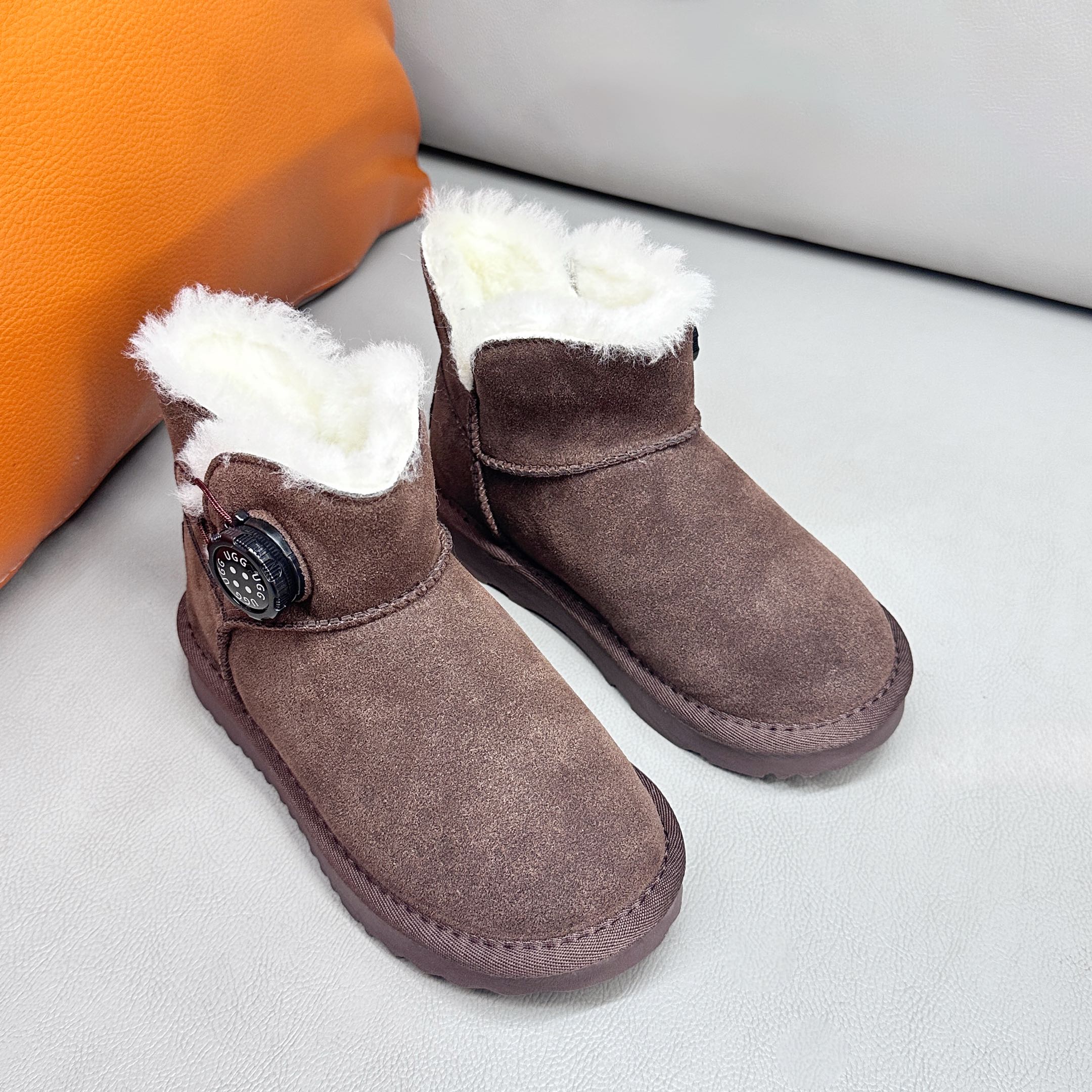 图片[5]-UGG 周冬雨Mini旋转扣中筒儿童短靴 秋冬雪地靴 时尚舒适鞋 户外雪地靴 俏皮可爱的百变造型， 美国轻奢品牌🐑UGG 平底系列冬季 雪地休闲保暖毛毛雪地靴。材料采用原厂防污防水皮料 防滑耐磨轻翼大底 保暖性能十足 严寒季节。羊皮毛一体 1.1隆丰原材料 Treadlite by UGG.轻翼大底，将给你带来新奇别致的温暖和舒适体验。 三色：卡其，黑色，巧色 尺码：26-37-选品中心