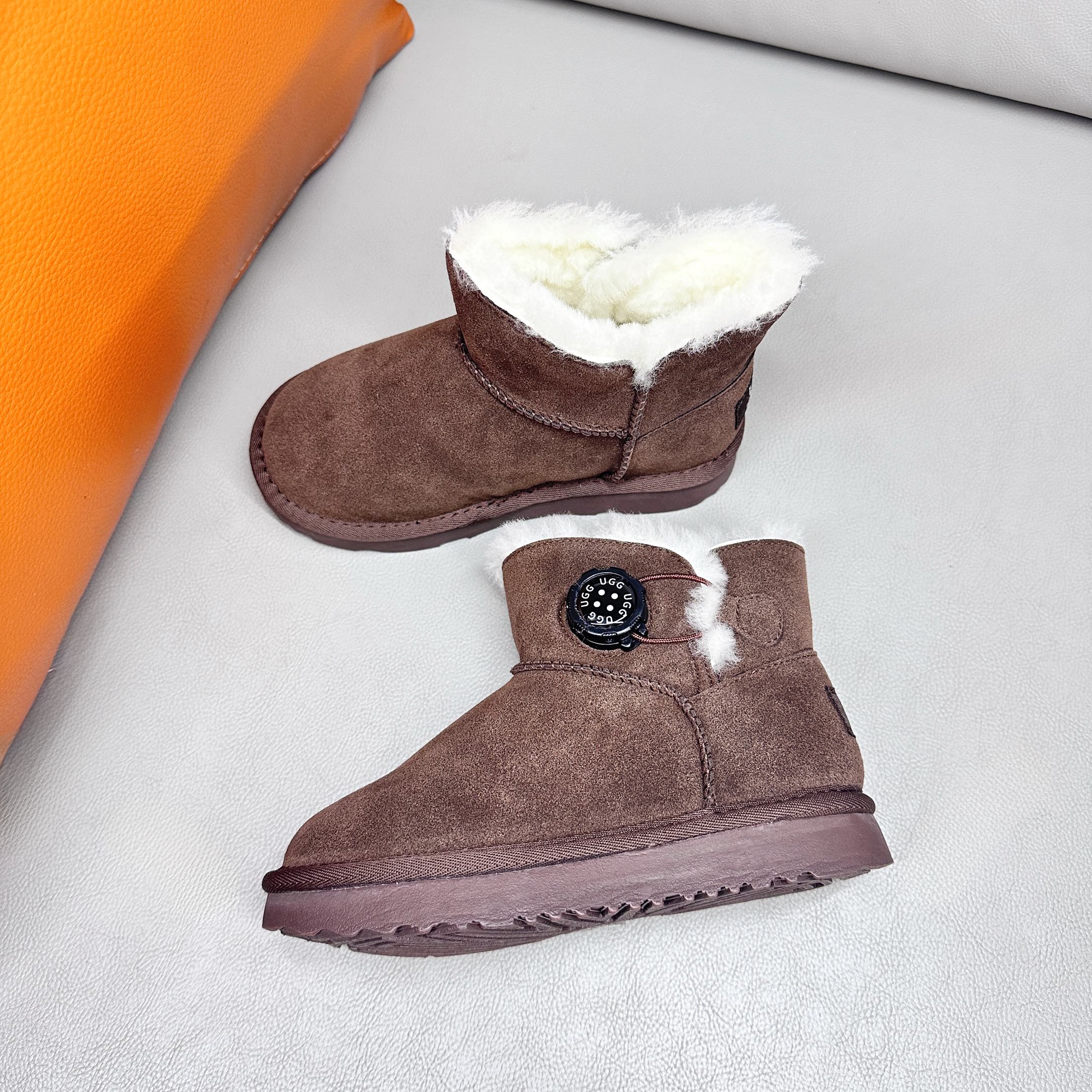 图片[9]-UGG 周冬雨Mini旋转扣中筒儿童短靴 秋冬雪地靴 时尚舒适鞋 户外雪地靴 俏皮可爱的百变造型， 美国轻奢品牌🐑UGG 平底系列冬季 雪地休闲保暖毛毛雪地靴。材料采用原厂防污防水皮料 防滑耐磨轻翼大底 保暖性能十足 严寒季节。羊皮毛一体 1.1隆丰原材料 Treadlite by UGG.轻翼大底，将给你带来新奇别致的温暖和舒适体验。 三色：卡其，黑色，巧色 尺码：26-37-选品中心