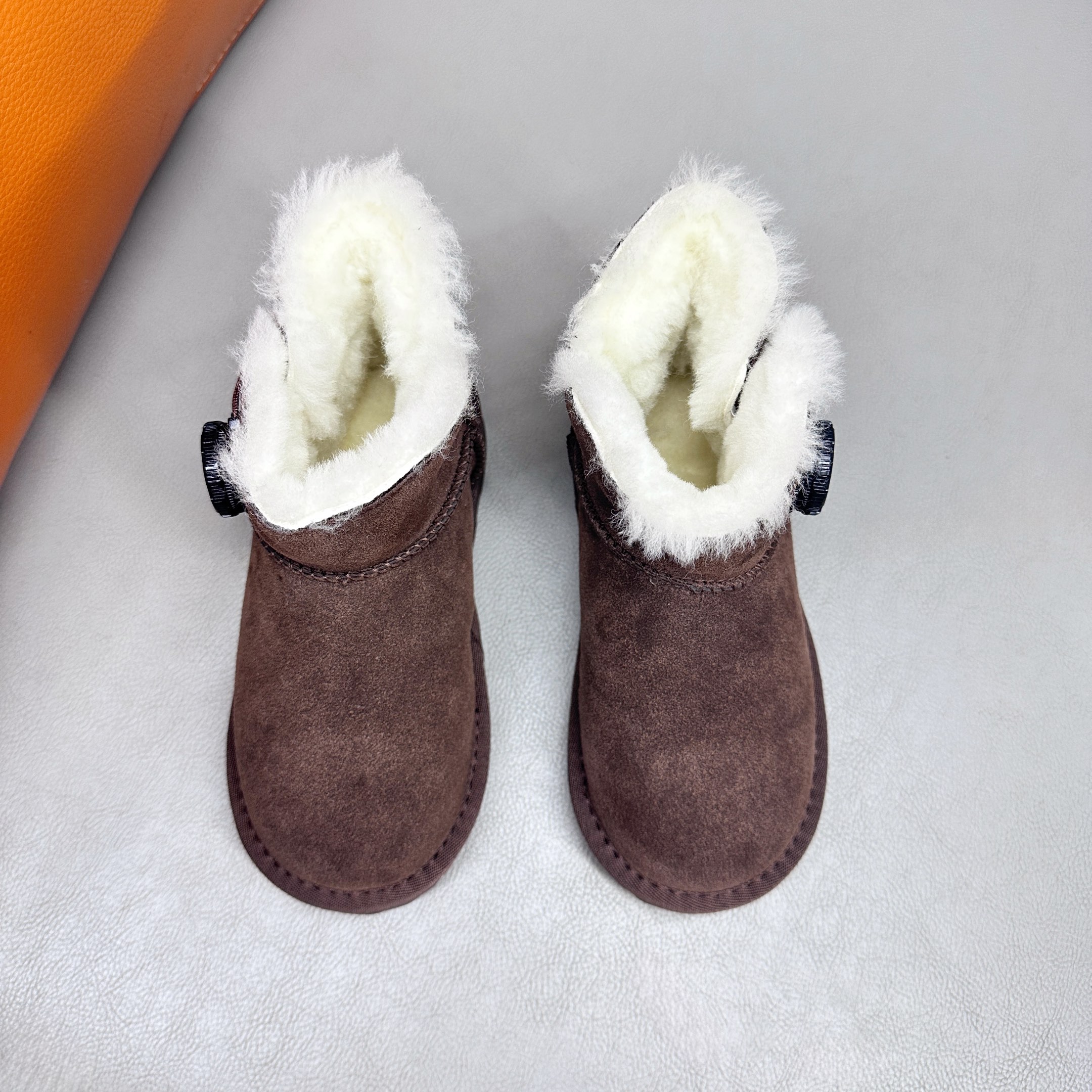 图片[3]-UGG 周冬雨Mini旋转扣中筒儿童短靴 秋冬雪地靴 时尚舒适鞋 户外雪地靴 俏皮可爱的百变造型， 美国轻奢品牌🐑UGG 平底系列冬季 雪地休闲保暖毛毛雪地靴。材料采用原厂防污防水皮料 防滑耐磨轻翼大底 保暖性能十足 严寒季节。羊皮毛一体 1.1隆丰原材料 Treadlite by UGG.轻翼大底，将给你带来新奇别致的温暖和舒适体验。 三色：卡其，黑色，巧色 尺码：26-37-选品中心