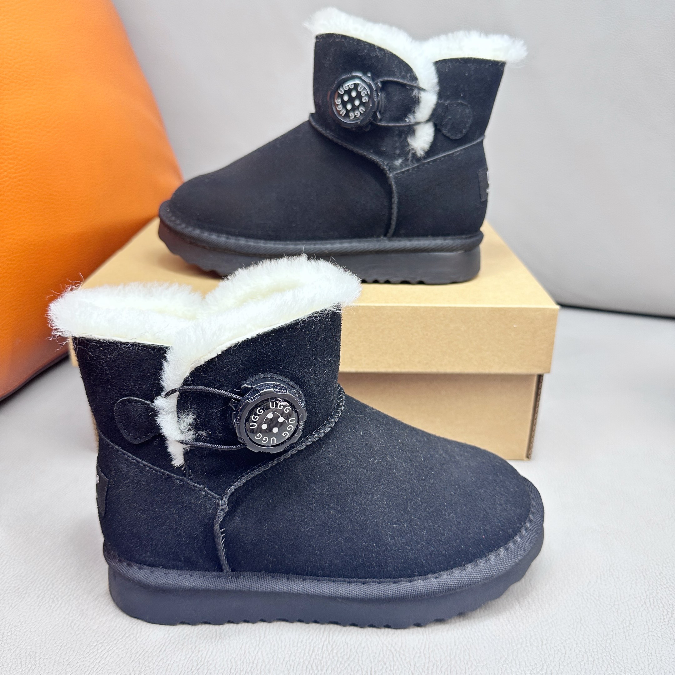 图片[6]-UGG 周冬雨Mini旋转扣中筒儿童短靴 秋冬雪地靴 时尚舒适鞋 户外雪地靴 俏皮可爱的百变造型， 美国轻奢品牌🐑UGG 平底系列冬季 雪地休闲保暖毛毛雪地靴。材料采用原厂防污防水皮料 防滑耐磨轻翼大底 保暖性能十足 严寒季节。羊皮毛一体 1.1隆丰原材料 Treadlite by UGG.轻翼大底，将给你带来新奇别致的温暖和舒适体验。 三色：卡其，黑色，巧色 尺码：26-37-选品中心