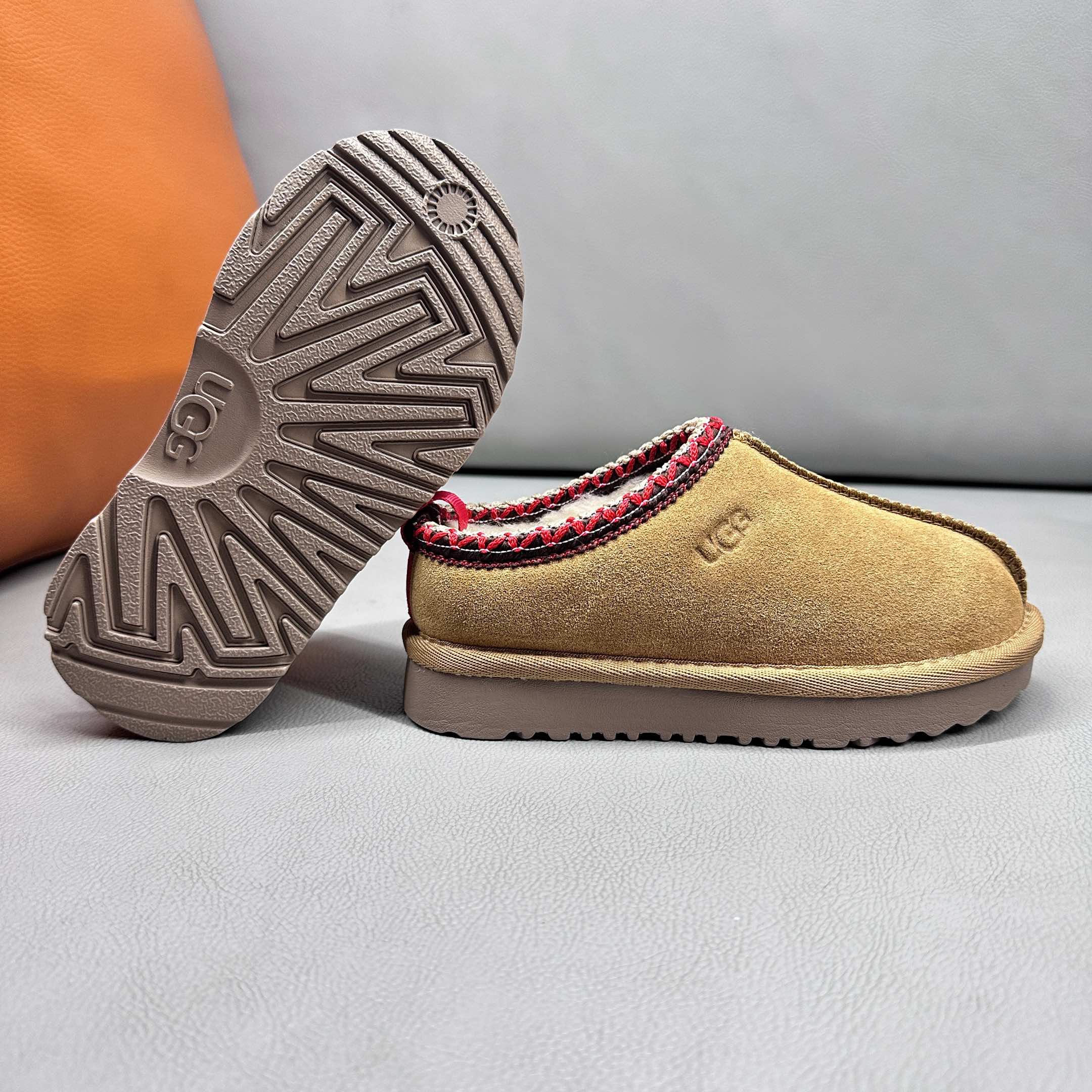 图片[8]-官网正确版UGG儿童Tazz塔茨乐福鞋一脚蹬懒人鞋🚀UGG Tasman 民族风儿童半拖鞋 小红书爆款 此款构思于中国民族传统服饰文化绚丽多彩，工艺精湛，款式别致，风格独特，充分的展现着本民族的风采，成为时下国际最流行时尚元素！ 时尚舒适鞋 户外雪地靴 俏皮可爱的百变造型， 美国轻奢品牌🐑UGG 平底系列冬季 雪地休闲保暖毛毛雪地靴。材料采用原厂防污防水皮料 防滑耐磨轻翼大底 保暖性能十足 严寒季节。羊皮毛一体 1.1隆丰原材料 Treadlite by UGG.轻翼大底，将给你带来新奇别致的温暖和舒适体验。内嵌人造卷曲羊毛毛绒里衬和鞋垫 四色：棕色 黑色 沙色 墨绿色 尺码：26-39 建议选择大一码-选品中心