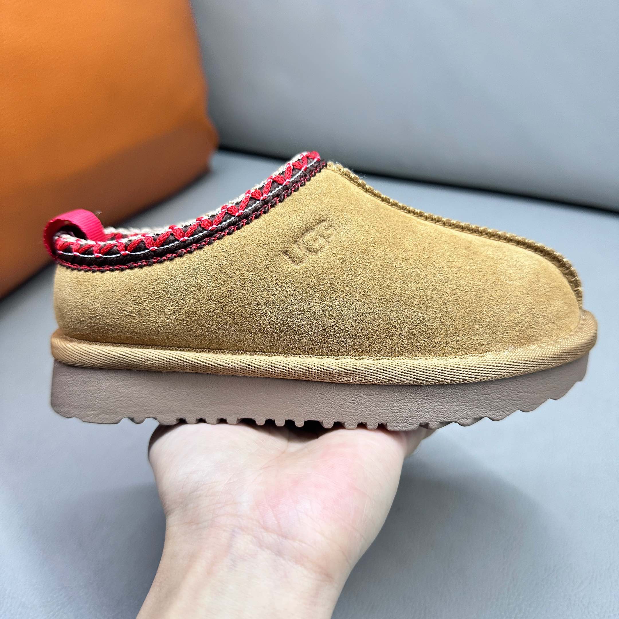 图片[2]-官网正确版UGG儿童Tazz塔茨乐福鞋一脚蹬懒人鞋🚀UGG Tasman 民族风儿童半拖鞋 小红书爆款 此款构思于中国民族传统服饰文化绚丽多彩，工艺精湛，款式别致，风格独特，充分的展现着本民族的风采，成为时下国际最流行时尚元素！ 时尚舒适鞋 户外雪地靴 俏皮可爱的百变造型， 美国轻奢品牌🐑UGG 平底系列冬季 雪地休闲保暖毛毛雪地靴。材料采用原厂防污防水皮料 防滑耐磨轻翼大底 保暖性能十足 严寒季节。羊皮毛一体 1.1隆丰原材料 Treadlite by UGG.轻翼大底，将给你带来新奇别致的温暖和舒适体验。内嵌人造卷曲羊毛毛绒里衬和鞋垫 四色：棕色 黑色 沙色 墨绿色 尺码：26-39 建议选择大一码-选品中心