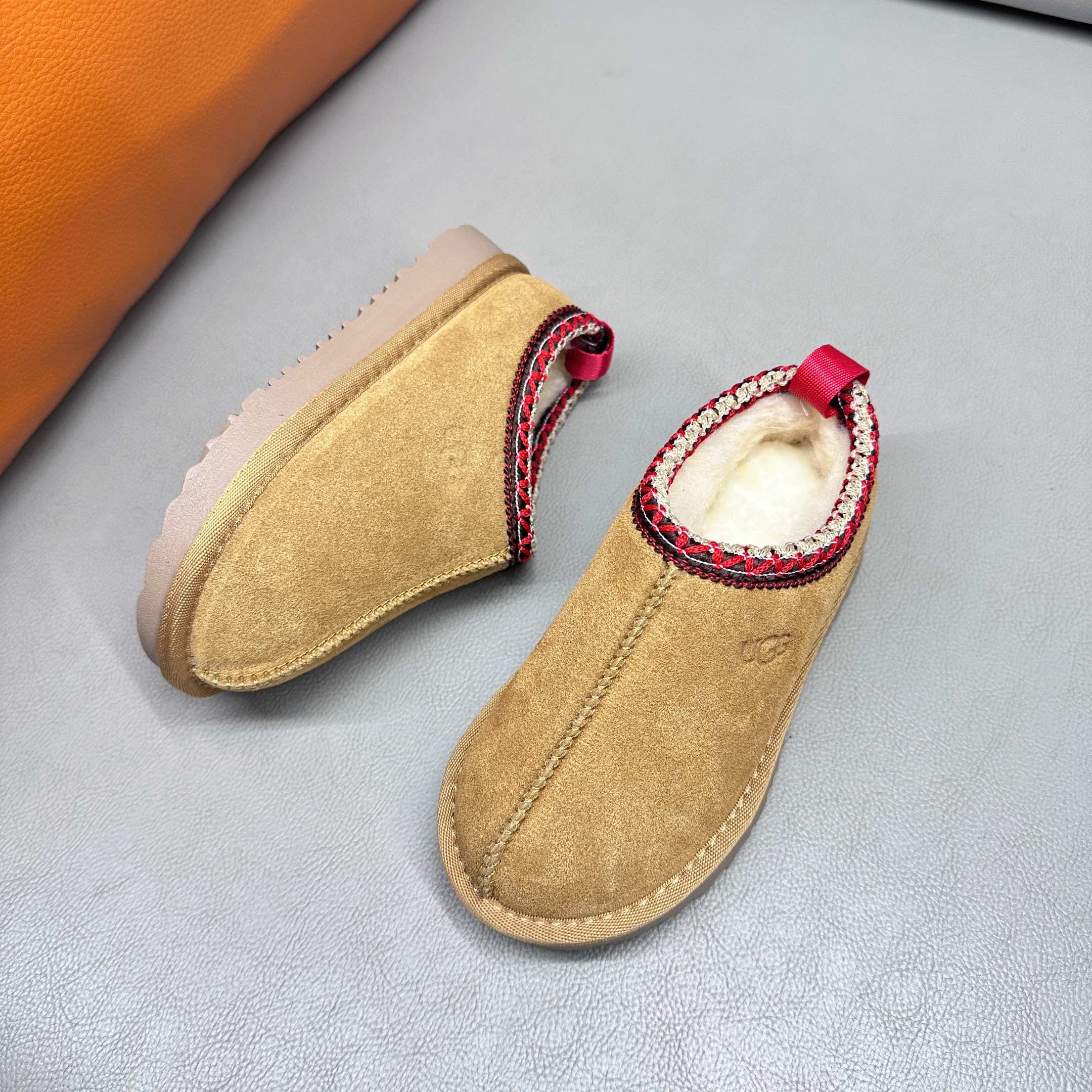 图片[9]-官网正确版UGG儿童Tazz塔茨乐福鞋一脚蹬懒人鞋🚀UGG Tasman 民族风儿童半拖鞋 小红书爆款 此款构思于中国民族传统服饰文化绚丽多彩，工艺精湛，款式别致，风格独特，充分的展现着本民族的风采，成为时下国际最流行时尚元素！ 时尚舒适鞋 户外雪地靴 俏皮可爱的百变造型， 美国轻奢品牌🐑UGG 平底系列冬季 雪地休闲保暖毛毛雪地靴。材料采用原厂防污防水皮料 防滑耐磨轻翼大底 保暖性能十足 严寒季节。羊皮毛一体 1.1隆丰原材料 Treadlite by UGG.轻翼大底，将给你带来新奇别致的温暖和舒适体验。内嵌人造卷曲羊毛毛绒里衬和鞋垫 四色：棕色 黑色 沙色 墨绿色 尺码：26-39 建议选择大一码-选品中心