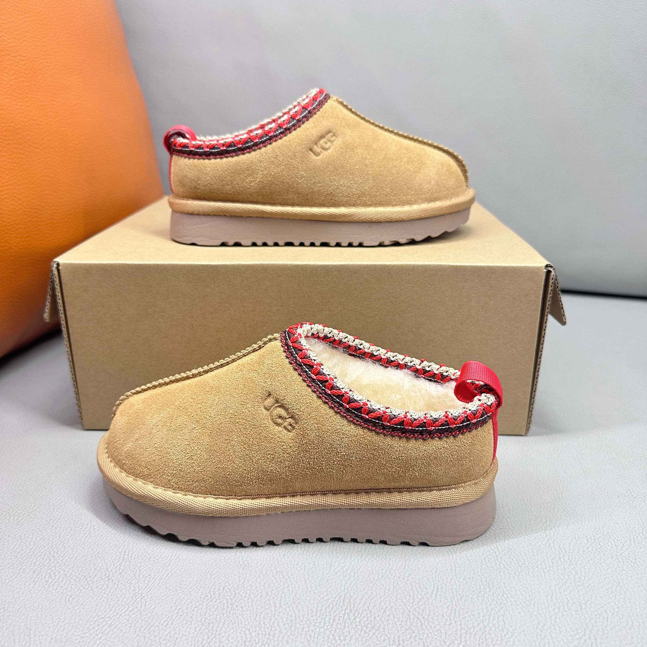 图片[6]-官网正确版UGG儿童Tazz塔茨乐福鞋一脚蹬懒人鞋🚀UGG Tasman 民族风儿童半拖鞋 小红书爆款 此款构思于中国民族传统服饰文化绚丽多彩，工艺精湛，款式别致，风格独特，充分的展现着本民族的风采，成为时下国际最流行时尚元素！ 时尚舒适鞋 户外雪地靴 俏皮可爱的百变造型， 美国轻奢品牌🐑UGG 平底系列冬季 雪地休闲保暖毛毛雪地靴。材料采用原厂防污防水皮料 防滑耐磨轻翼大底 保暖性能十足 严寒季节。羊皮毛一体 1.1隆丰原材料 Treadlite by UGG.轻翼大底，将给你带来新奇别致的温暖和舒适体验。内嵌人造卷曲羊毛毛绒里衬和鞋垫 四色：棕色 黑色 沙色 墨绿色 尺码：26-39 建议选择大一码-选品中心