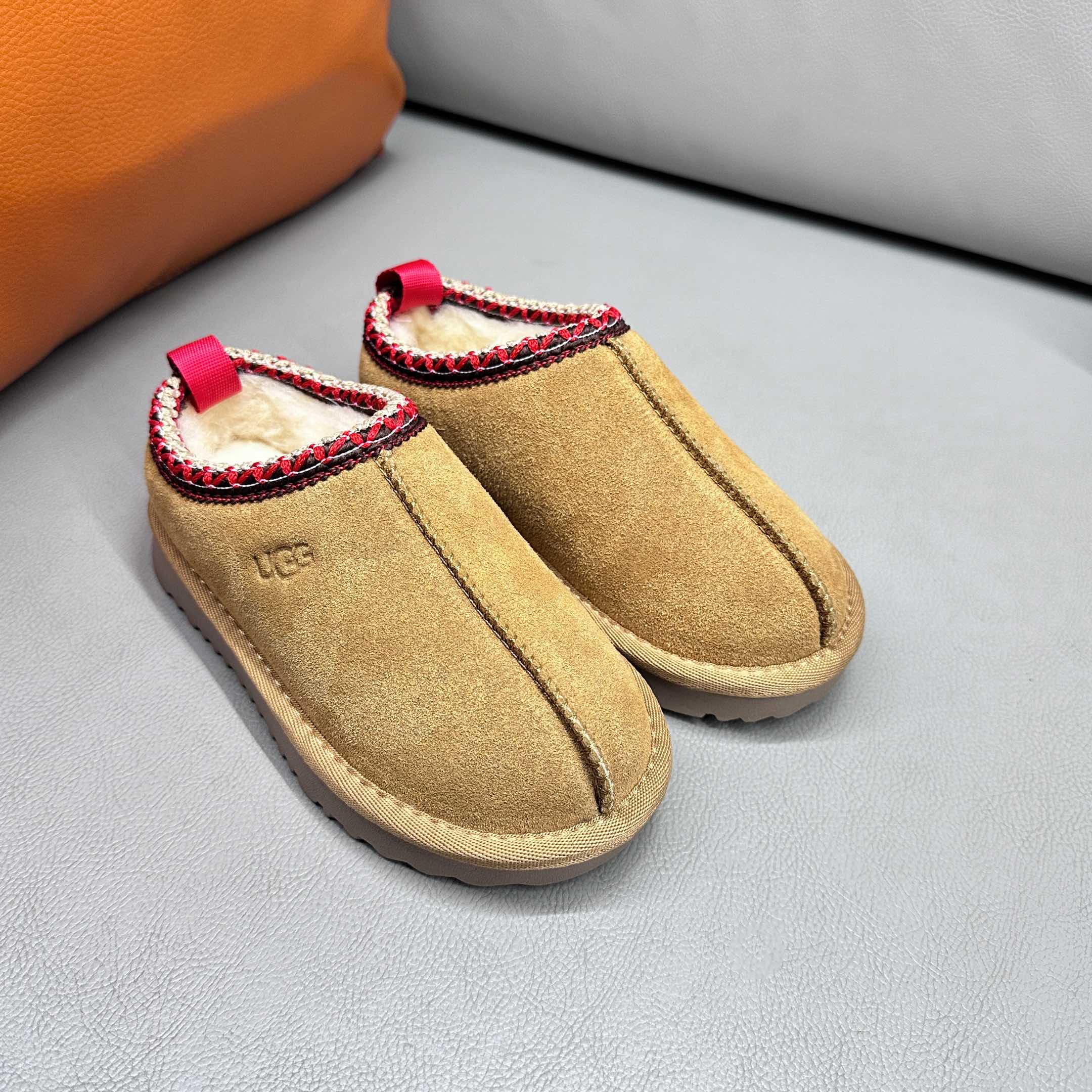 图片[5]-官网正确版UGG儿童Tazz塔茨乐福鞋一脚蹬懒人鞋🚀UGG Tasman 民族风儿童半拖鞋 小红书爆款 此款构思于中国民族传统服饰文化绚丽多彩，工艺精湛，款式别致，风格独特，充分的展现着本民族的风采，成为时下国际最流行时尚元素！ 时尚舒适鞋 户外雪地靴 俏皮可爱的百变造型， 美国轻奢品牌🐑UGG 平底系列冬季 雪地休闲保暖毛毛雪地靴。材料采用原厂防污防水皮料 防滑耐磨轻翼大底 保暖性能十足 严寒季节。羊皮毛一体 1.1隆丰原材料 Treadlite by UGG.轻翼大底，将给你带来新奇别致的温暖和舒适体验。内嵌人造卷曲羊毛毛绒里衬和鞋垫 四色：棕色 黑色 沙色 墨绿色 尺码：26-39 建议选择大一码-选品中心