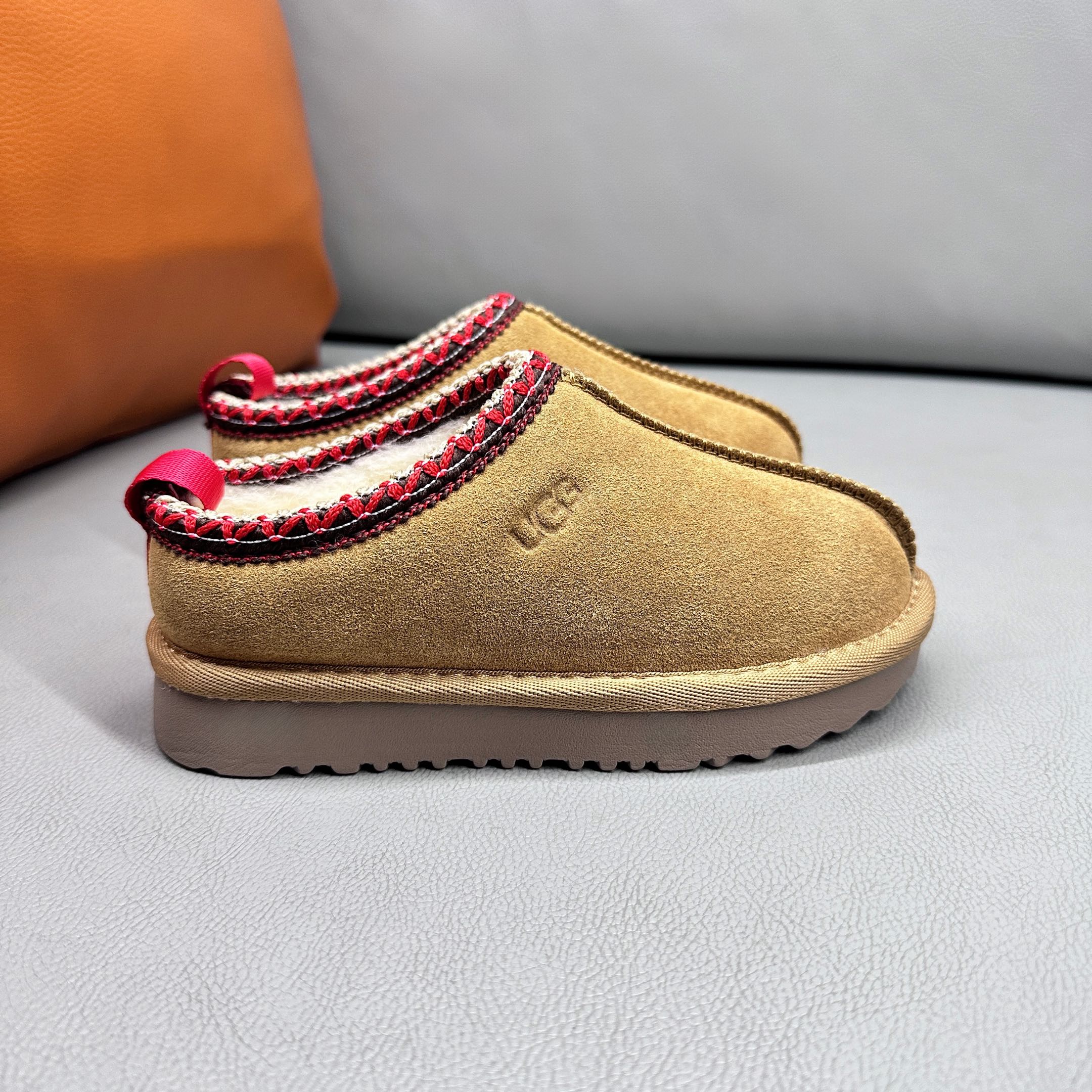 图片[4]-官网正确版UGG儿童Tazz塔茨乐福鞋一脚蹬懒人鞋🚀UGG Tasman 民族风儿童半拖鞋 小红书爆款 此款构思于中国民族传统服饰文化绚丽多彩，工艺精湛，款式别致，风格独特，充分的展现着本民族的风采，成为时下国际最流行时尚元素！ 时尚舒适鞋 户外雪地靴 俏皮可爱的百变造型， 美国轻奢品牌🐑UGG 平底系列冬季 雪地休闲保暖毛毛雪地靴。材料采用原厂防污防水皮料 防滑耐磨轻翼大底 保暖性能十足 严寒季节。羊皮毛一体 1.1隆丰原材料 Treadlite by UGG.轻翼大底，将给你带来新奇别致的温暖和舒适体验。内嵌人造卷曲羊毛毛绒里衬和鞋垫 四色：棕色 黑色 沙色 墨绿色 尺码：26-39 建议选择大一码-选品中心