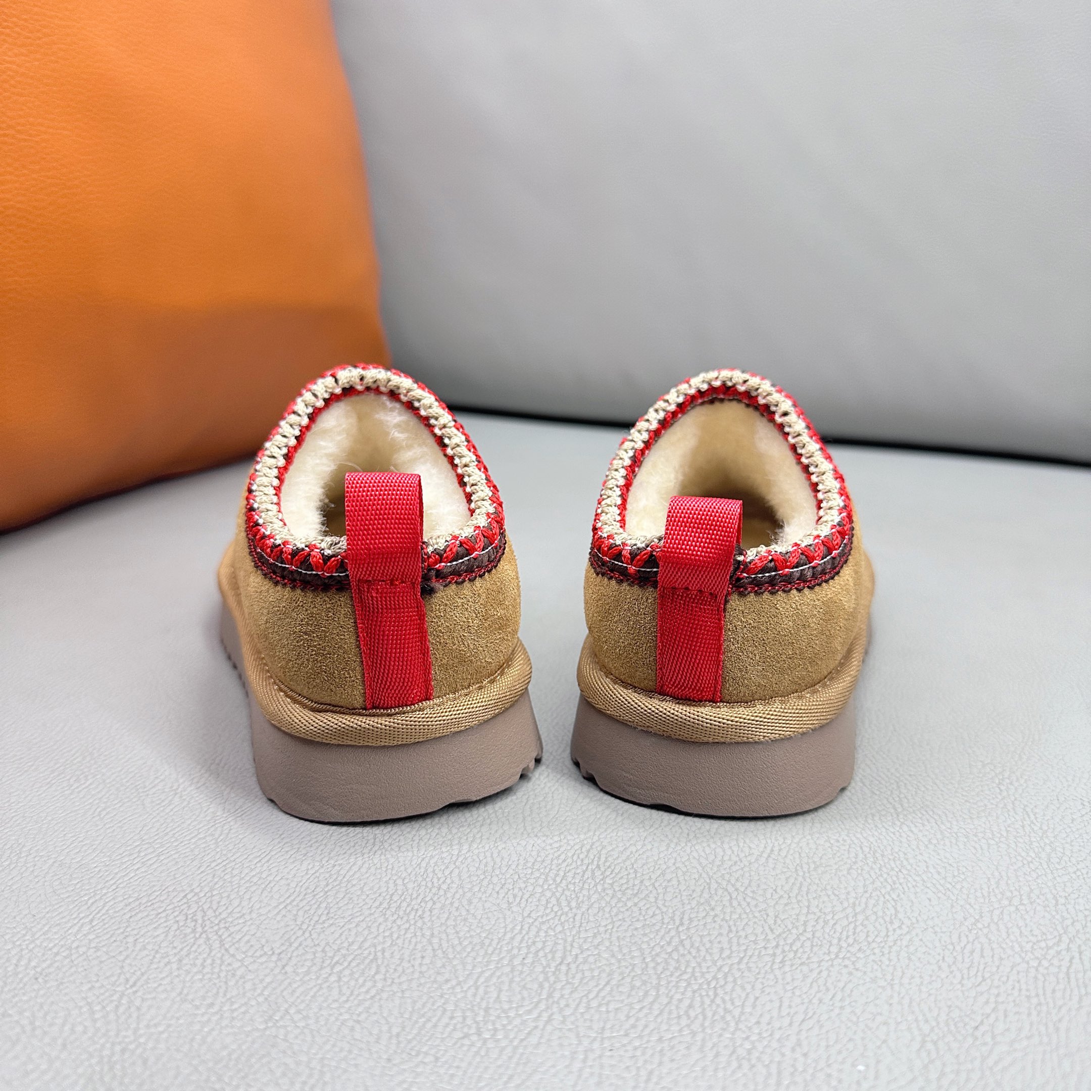 图片[7]-官网正确版UGG儿童Tazz塔茨乐福鞋一脚蹬懒人鞋🚀UGG Tasman 民族风儿童半拖鞋 小红书爆款 此款构思于中国民族传统服饰文化绚丽多彩，工艺精湛，款式别致，风格独特，充分的展现着本民族的风采，成为时下国际最流行时尚元素！ 时尚舒适鞋 户外雪地靴 俏皮可爱的百变造型， 美国轻奢品牌🐑UGG 平底系列冬季 雪地休闲保暖毛毛雪地靴。材料采用原厂防污防水皮料 防滑耐磨轻翼大底 保暖性能十足 严寒季节。羊皮毛一体 1.1隆丰原材料 Treadlite by UGG.轻翼大底，将给你带来新奇别致的温暖和舒适体验。内嵌人造卷曲羊毛毛绒里衬和鞋垫 四色：棕色 黑色 沙色 墨绿色 尺码：26-39 建议选择大一码-选品中心