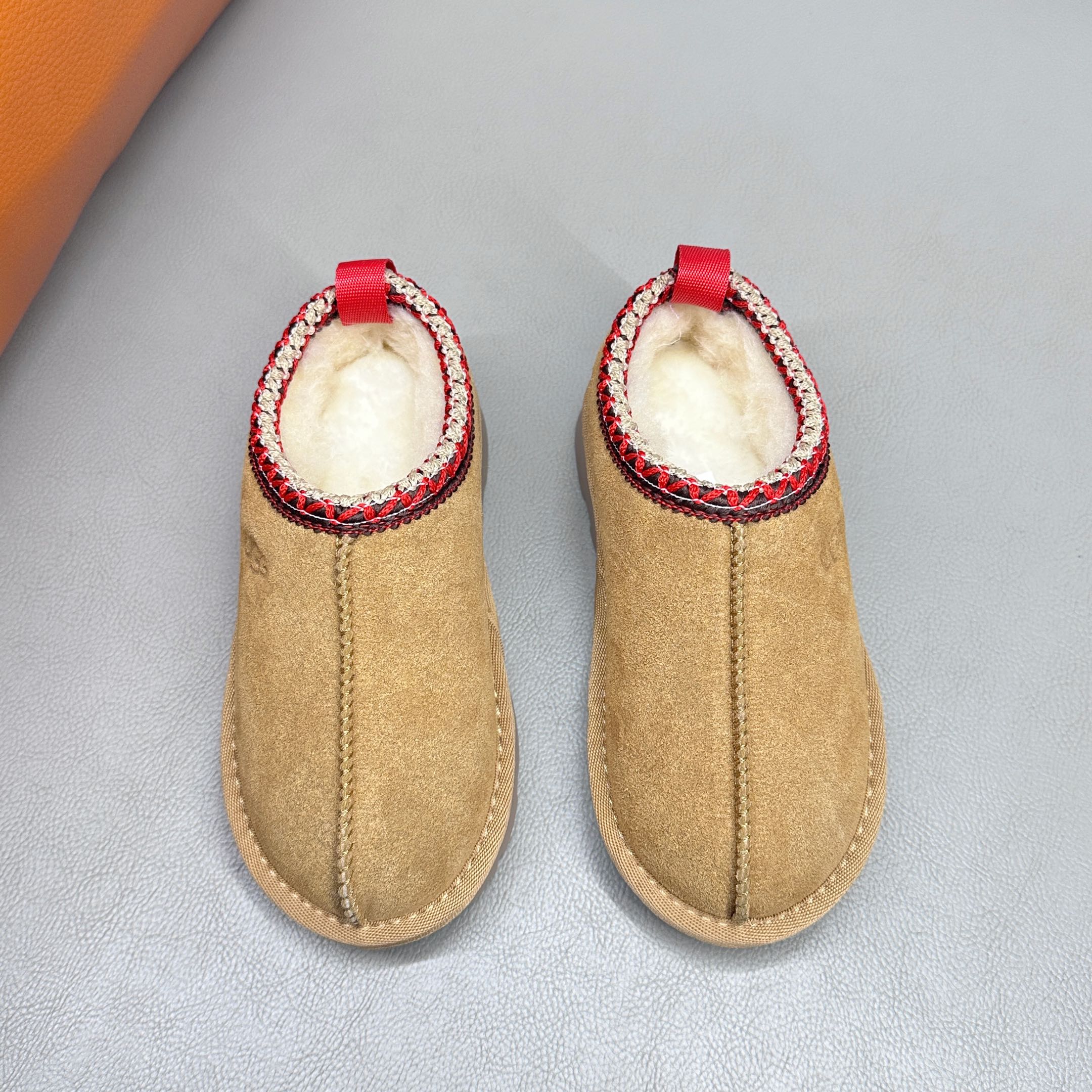 图片[3]-官网正确版UGG儿童Tazz塔茨乐福鞋一脚蹬懒人鞋🚀UGG Tasman 民族风儿童半拖鞋 小红书爆款 此款构思于中国民族传统服饰文化绚丽多彩，工艺精湛，款式别致，风格独特，充分的展现着本民族的风采，成为时下国际最流行时尚元素！ 时尚舒适鞋 户外雪地靴 俏皮可爱的百变造型， 美国轻奢品牌🐑UGG 平底系列冬季 雪地休闲保暖毛毛雪地靴。材料采用原厂防污防水皮料 防滑耐磨轻翼大底 保暖性能十足 严寒季节。羊皮毛一体 1.1隆丰原材料 Treadlite by UGG.轻翼大底，将给你带来新奇别致的温暖和舒适体验。内嵌人造卷曲羊毛毛绒里衬和鞋垫 四色：棕色 黑色 沙色 墨绿色 尺码：26-39 建议选择大一码-选品中心