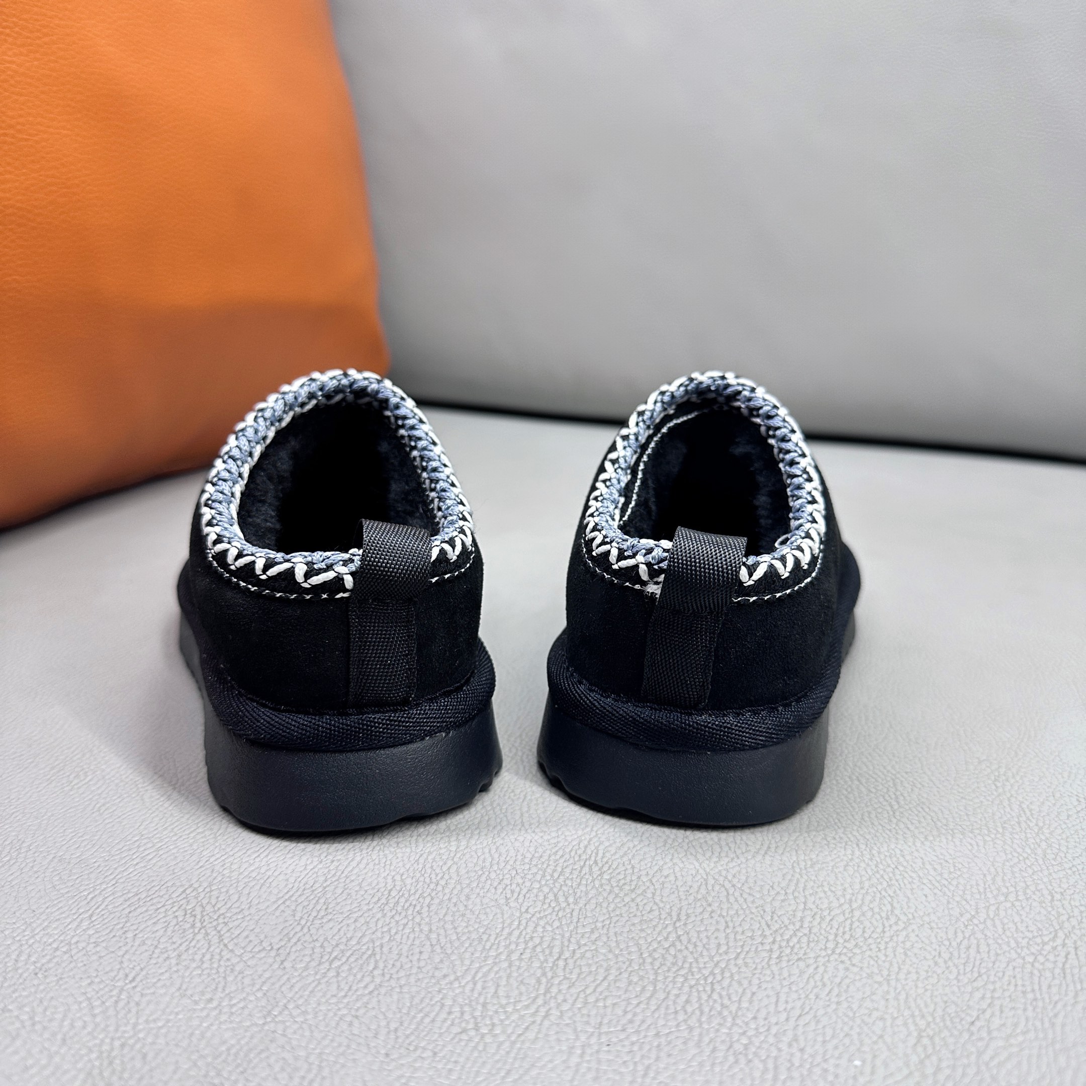 图片[7]-官网正确版UGG儿童Tazz塔茨乐福鞋一脚蹬懒人鞋🚀UGG Tasman 民族风儿童半拖鞋 小红书爆款 此款构思于中国民族传统服饰文化绚丽多彩，工艺精湛，款式别致，风格独特，充分的展现着本民族的风采，成为时下国际最流行时尚元素！ 时尚舒适鞋 户外雪地靴 俏皮可爱的百变造型， 美国轻奢品牌🐑UGG 平底系列冬季 雪地休闲保暖毛毛雪地靴。材料采用原厂防污防水皮料 防滑耐磨轻翼大底 保暖性能十足 严寒季节。羊皮毛一体 1.1隆丰原材料 Treadlite by UGG.轻翼大底，将给你带来新奇别致的温暖和舒适体验。内嵌人造卷曲羊毛毛绒里衬和鞋垫 四色：棕色 黑色 沙色 墨绿色 尺码：26-39 建议选择大一码-选品中心