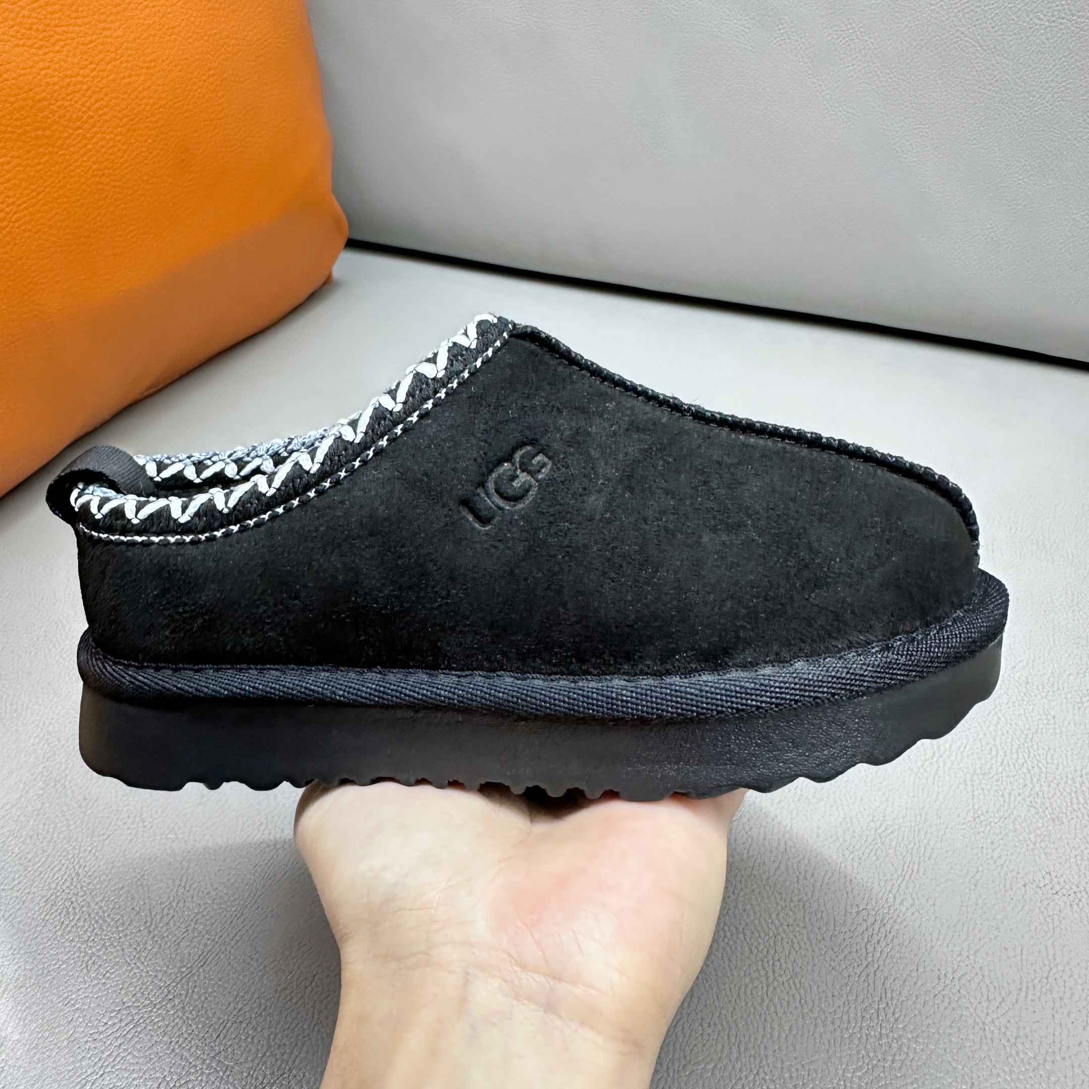 图片[2]-官网正确版UGG儿童Tazz塔茨乐福鞋一脚蹬懒人鞋🚀UGG Tasman 民族风儿童半拖鞋 小红书爆款 此款构思于中国民族传统服饰文化绚丽多彩，工艺精湛，款式别致，风格独特，充分的展现着本民族的风采，成为时下国际最流行时尚元素！ 时尚舒适鞋 户外雪地靴 俏皮可爱的百变造型， 美国轻奢品牌🐑UGG 平底系列冬季 雪地休闲保暖毛毛雪地靴。材料采用原厂防污防水皮料 防滑耐磨轻翼大底 保暖性能十足 严寒季节。羊皮毛一体 1.1隆丰原材料 Treadlite by UGG.轻翼大底，将给你带来新奇别致的温暖和舒适体验。内嵌人造卷曲羊毛毛绒里衬和鞋垫 四色：棕色 黑色 沙色 墨绿色 尺码：26-39 建议选择大一码-选品中心