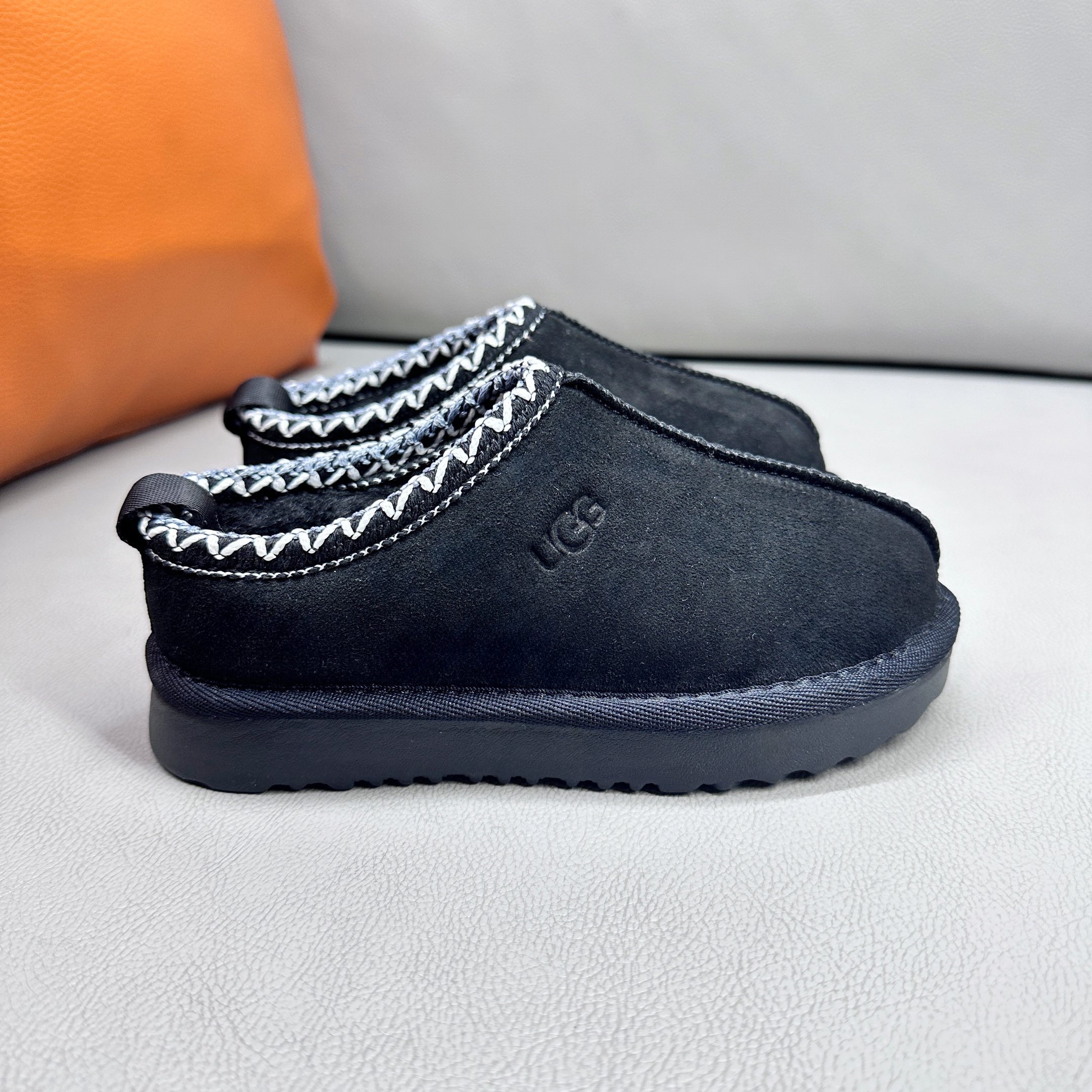 图片[4]-官网正确版UGG儿童Tazz塔茨乐福鞋一脚蹬懒人鞋🚀UGG Tasman 民族风儿童半拖鞋 小红书爆款 此款构思于中国民族传统服饰文化绚丽多彩，工艺精湛，款式别致，风格独特，充分的展现着本民族的风采，成为时下国际最流行时尚元素！ 时尚舒适鞋 户外雪地靴 俏皮可爱的百变造型， 美国轻奢品牌🐑UGG 平底系列冬季 雪地休闲保暖毛毛雪地靴。材料采用原厂防污防水皮料 防滑耐磨轻翼大底 保暖性能十足 严寒季节。羊皮毛一体 1.1隆丰原材料 Treadlite by UGG.轻翼大底，将给你带来新奇别致的温暖和舒适体验。内嵌人造卷曲羊毛毛绒里衬和鞋垫 四色：棕色 黑色 沙色 墨绿色 尺码：26-39 建议选择大一码-选品中心