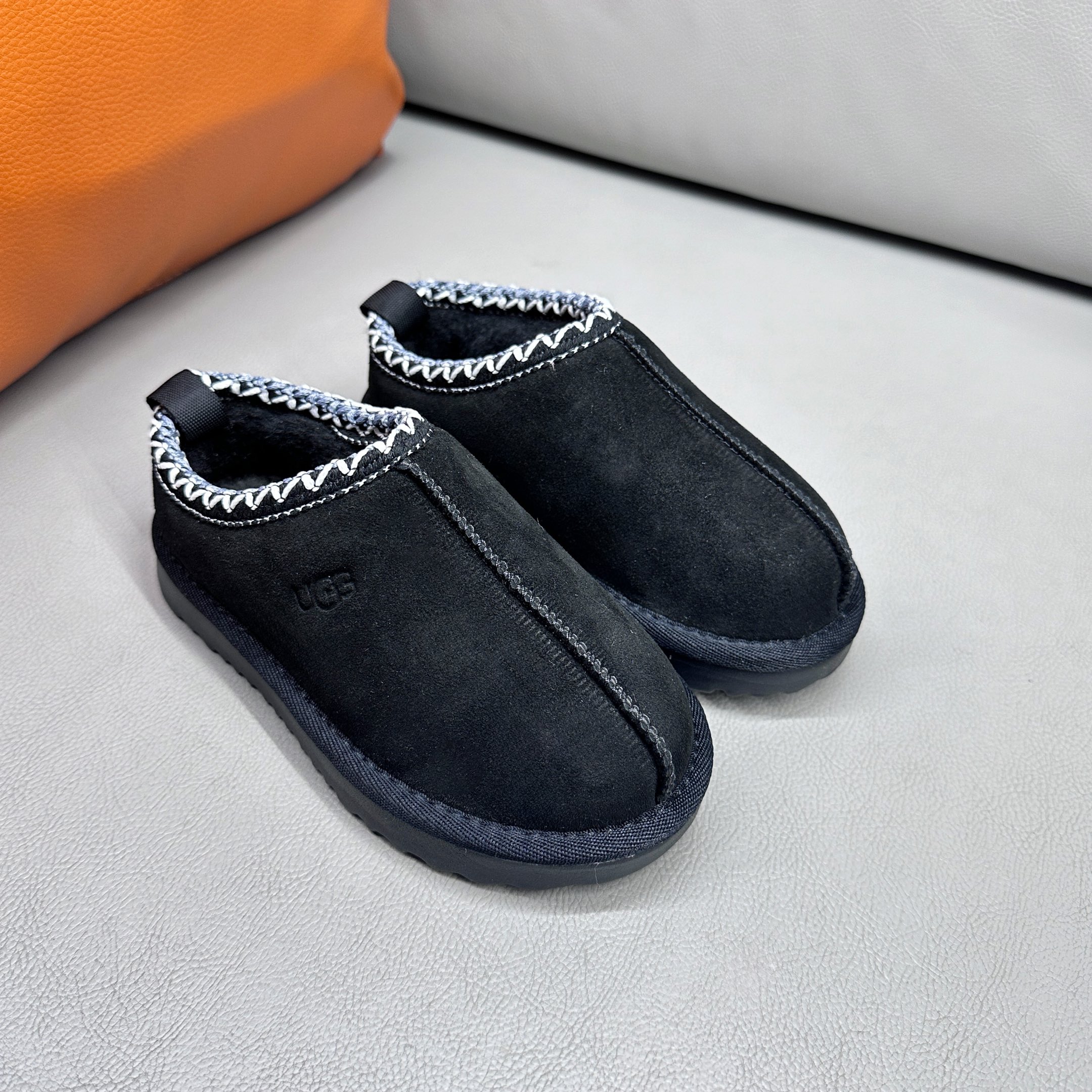 图片[5]-官网正确版UGG儿童Tazz塔茨乐福鞋一脚蹬懒人鞋🚀UGG Tasman 民族风儿童半拖鞋 小红书爆款 此款构思于中国民族传统服饰文化绚丽多彩，工艺精湛，款式别致，风格独特，充分的展现着本民族的风采，成为时下国际最流行时尚元素！ 时尚舒适鞋 户外雪地靴 俏皮可爱的百变造型， 美国轻奢品牌🐑UGG 平底系列冬季 雪地休闲保暖毛毛雪地靴。材料采用原厂防污防水皮料 防滑耐磨轻翼大底 保暖性能十足 严寒季节。羊皮毛一体 1.1隆丰原材料 Treadlite by UGG.轻翼大底，将给你带来新奇别致的温暖和舒适体验。内嵌人造卷曲羊毛毛绒里衬和鞋垫 四色：棕色 黑色 沙色 墨绿色 尺码：26-39 建议选择大一码-选品中心