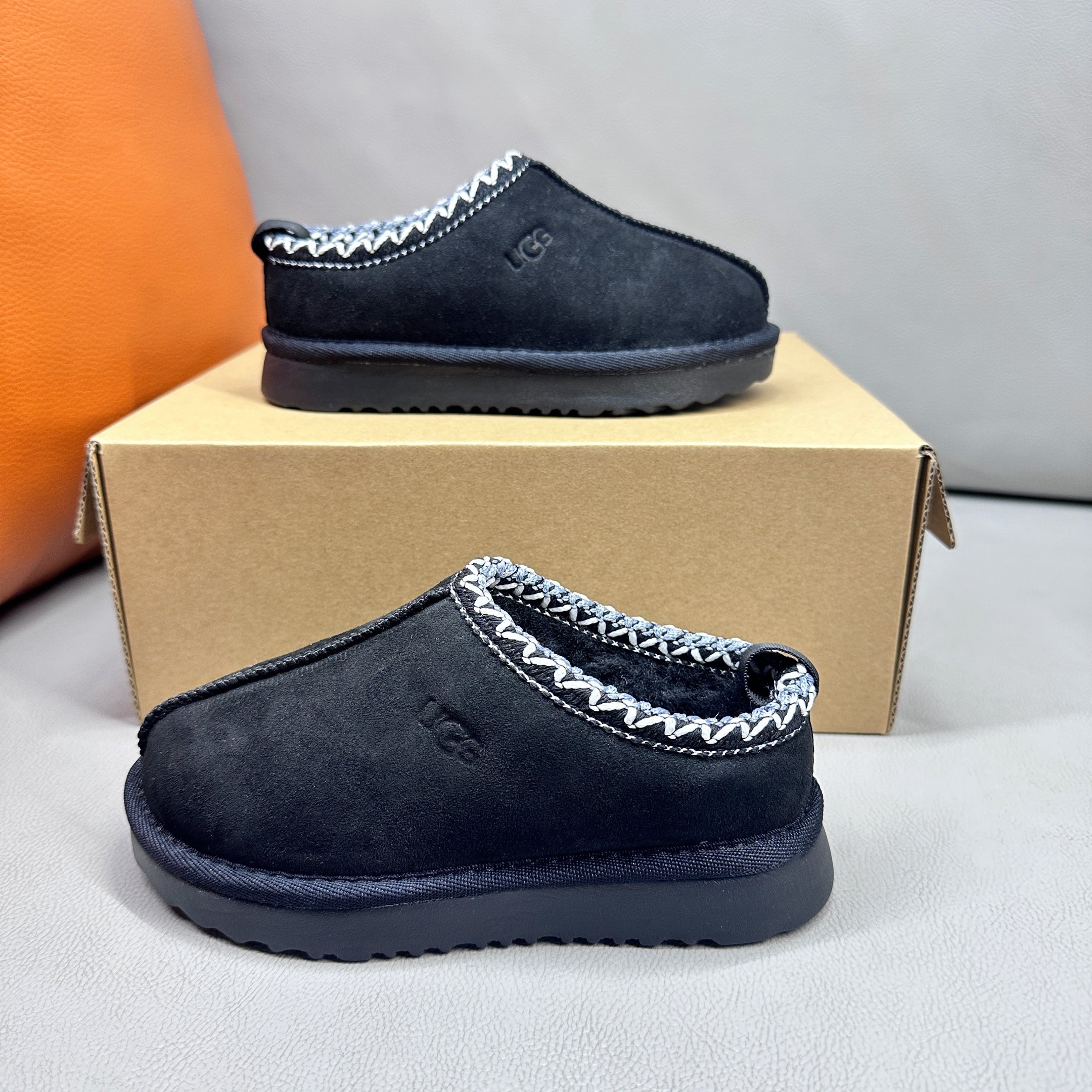 图片[6]-官网正确版UGG儿童Tazz塔茨乐福鞋一脚蹬懒人鞋🚀UGG Tasman 民族风儿童半拖鞋 小红书爆款 此款构思于中国民族传统服饰文化绚丽多彩，工艺精湛，款式别致，风格独特，充分的展现着本民族的风采，成为时下国际最流行时尚元素！ 时尚舒适鞋 户外雪地靴 俏皮可爱的百变造型， 美国轻奢品牌🐑UGG 平底系列冬季 雪地休闲保暖毛毛雪地靴。材料采用原厂防污防水皮料 防滑耐磨轻翼大底 保暖性能十足 严寒季节。羊皮毛一体 1.1隆丰原材料 Treadlite by UGG.轻翼大底，将给你带来新奇别致的温暖和舒适体验。内嵌人造卷曲羊毛毛绒里衬和鞋垫 四色：棕色 黑色 沙色 墨绿色 尺码：26-39 建议选择大一码-选品中心