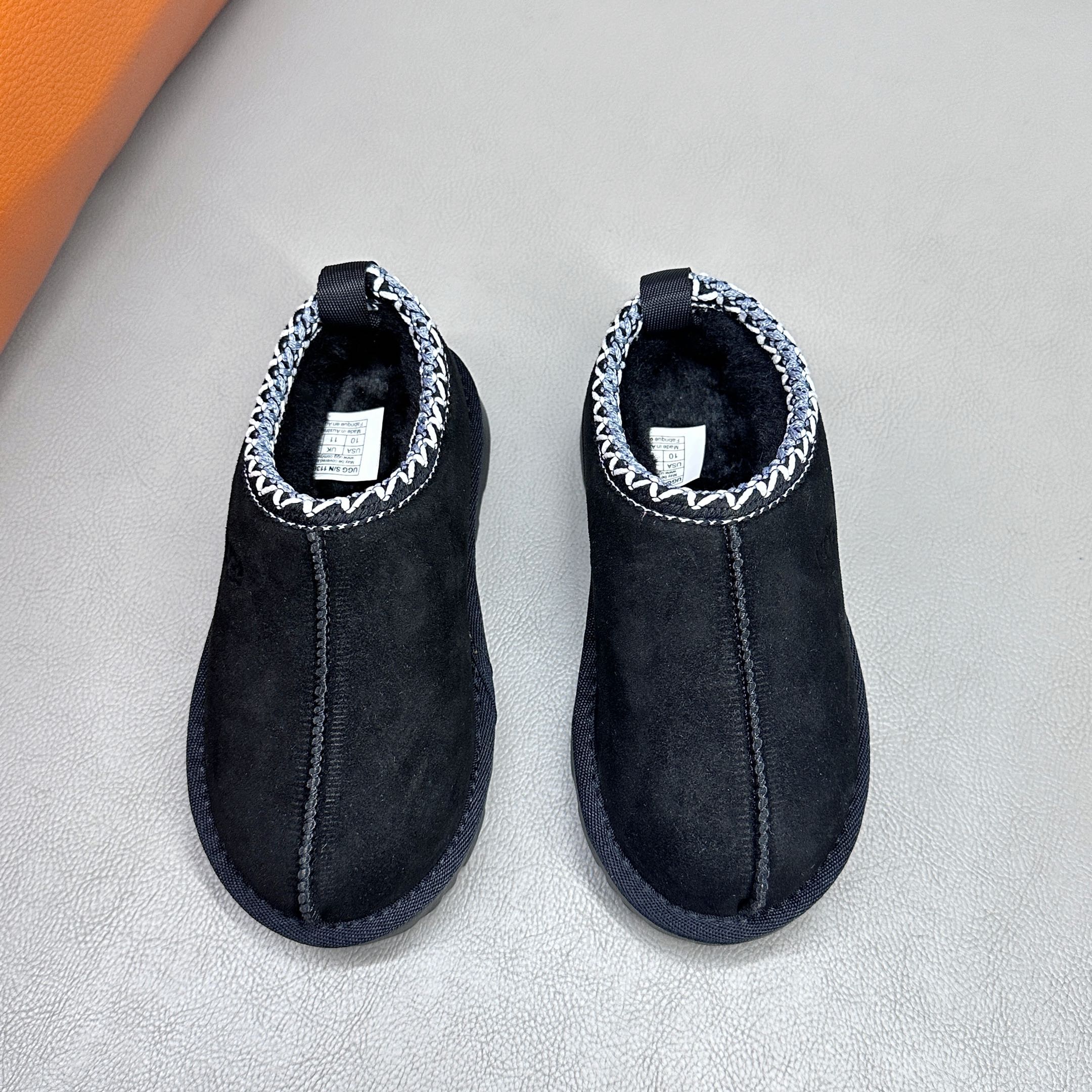 图片[3]-官网正确版UGG儿童Tazz塔茨乐福鞋一脚蹬懒人鞋🚀UGG Tasman 民族风儿童半拖鞋 小红书爆款 此款构思于中国民族传统服饰文化绚丽多彩，工艺精湛，款式别致，风格独特，充分的展现着本民族的风采，成为时下国际最流行时尚元素！ 时尚舒适鞋 户外雪地靴 俏皮可爱的百变造型， 美国轻奢品牌🐑UGG 平底系列冬季 雪地休闲保暖毛毛雪地靴。材料采用原厂防污防水皮料 防滑耐磨轻翼大底 保暖性能十足 严寒季节。羊皮毛一体 1.1隆丰原材料 Treadlite by UGG.轻翼大底，将给你带来新奇别致的温暖和舒适体验。内嵌人造卷曲羊毛毛绒里衬和鞋垫 四色：棕色 黑色 沙色 墨绿色 尺码：26-39 建议选择大一码-选品中心