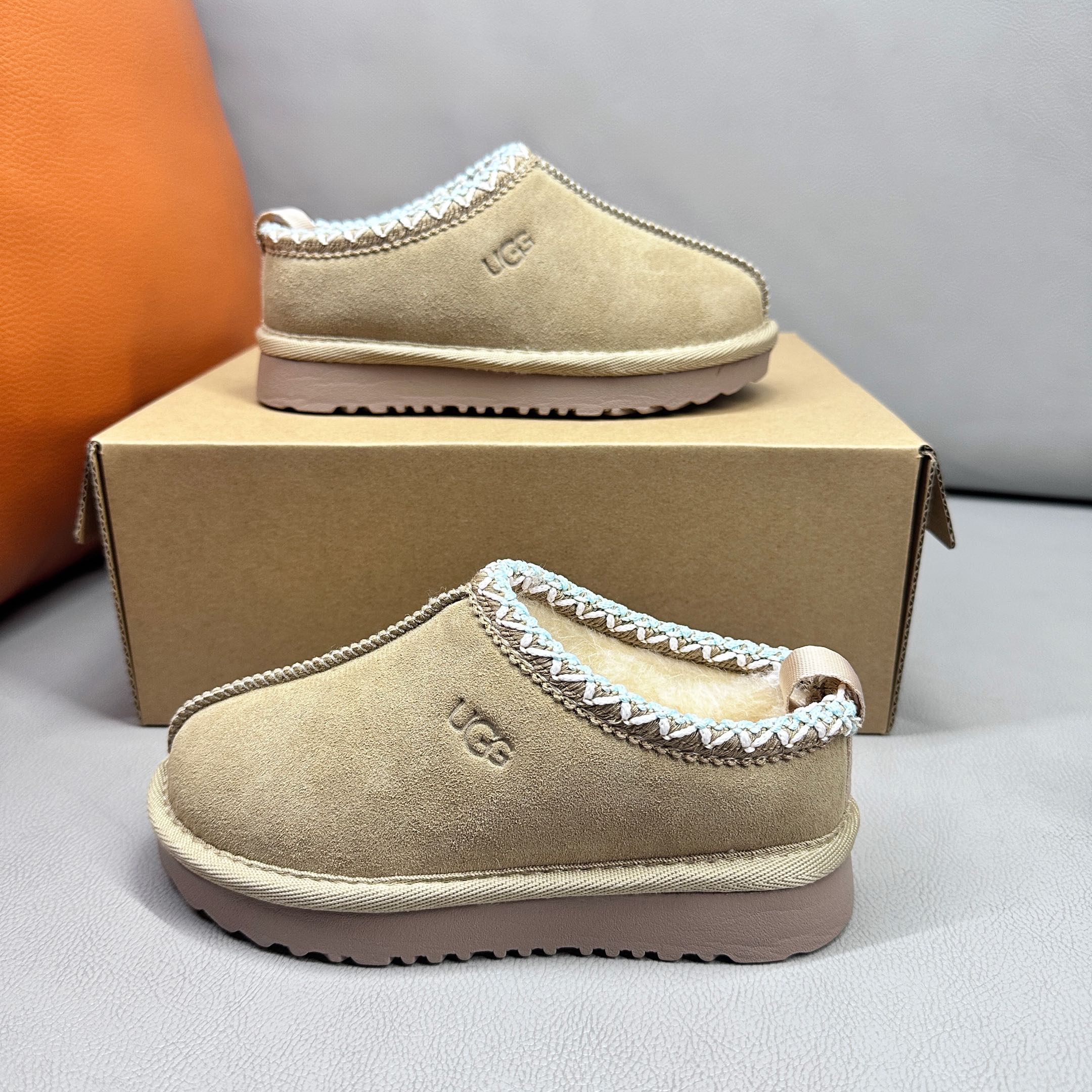 图片[6]-官网正确版UGG儿童Tazz塔茨乐福鞋一脚蹬懒人鞋🚀UGG Tasman 民族风儿童半拖鞋 小红书爆款 此款构思于中国民族传统服饰文化绚丽多彩，工艺精湛，款式别致，风格独特，充分的展现着本民族的风采，成为时下国际最流行时尚元素！ 时尚舒适鞋 户外雪地靴 俏皮可爱的百变造型， 美国轻奢品牌🐑UGG 平底系列冬季 雪地休闲保暖毛毛雪地靴。材料采用原厂防污防水皮料 防滑耐磨轻翼大底 保暖性能十足 严寒季节。羊皮毛一体 1.1隆丰原材料 Treadlite by UGG.轻翼大底，将给你带来新奇别致的温暖和舒适体验。内嵌人造卷曲羊毛毛绒里衬和鞋垫 四色：棕色 黑色 沙色 墨绿色 尺码：26-39 建议选择大一码-选品中心