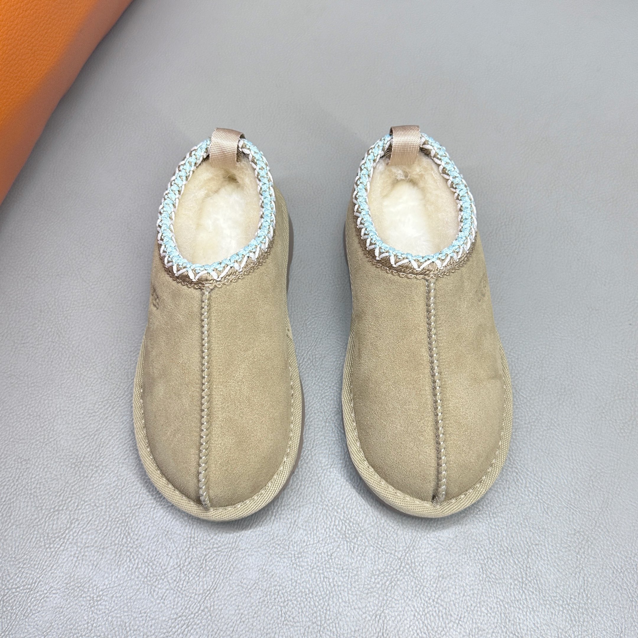 图片[3]-官网正确版UGG儿童Tazz塔茨乐福鞋一脚蹬懒人鞋🚀UGG Tasman 民族风儿童半拖鞋 小红书爆款 此款构思于中国民族传统服饰文化绚丽多彩，工艺精湛，款式别致，风格独特，充分的展现着本民族的风采，成为时下国际最流行时尚元素！ 时尚舒适鞋 户外雪地靴 俏皮可爱的百变造型， 美国轻奢品牌🐑UGG 平底系列冬季 雪地休闲保暖毛毛雪地靴。材料采用原厂防污防水皮料 防滑耐磨轻翼大底 保暖性能十足 严寒季节。羊皮毛一体 1.1隆丰原材料 Treadlite by UGG.轻翼大底，将给你带来新奇别致的温暖和舒适体验。内嵌人造卷曲羊毛毛绒里衬和鞋垫 四色：棕色 黑色 沙色 墨绿色 尺码：26-39 建议选择大一码-选品中心