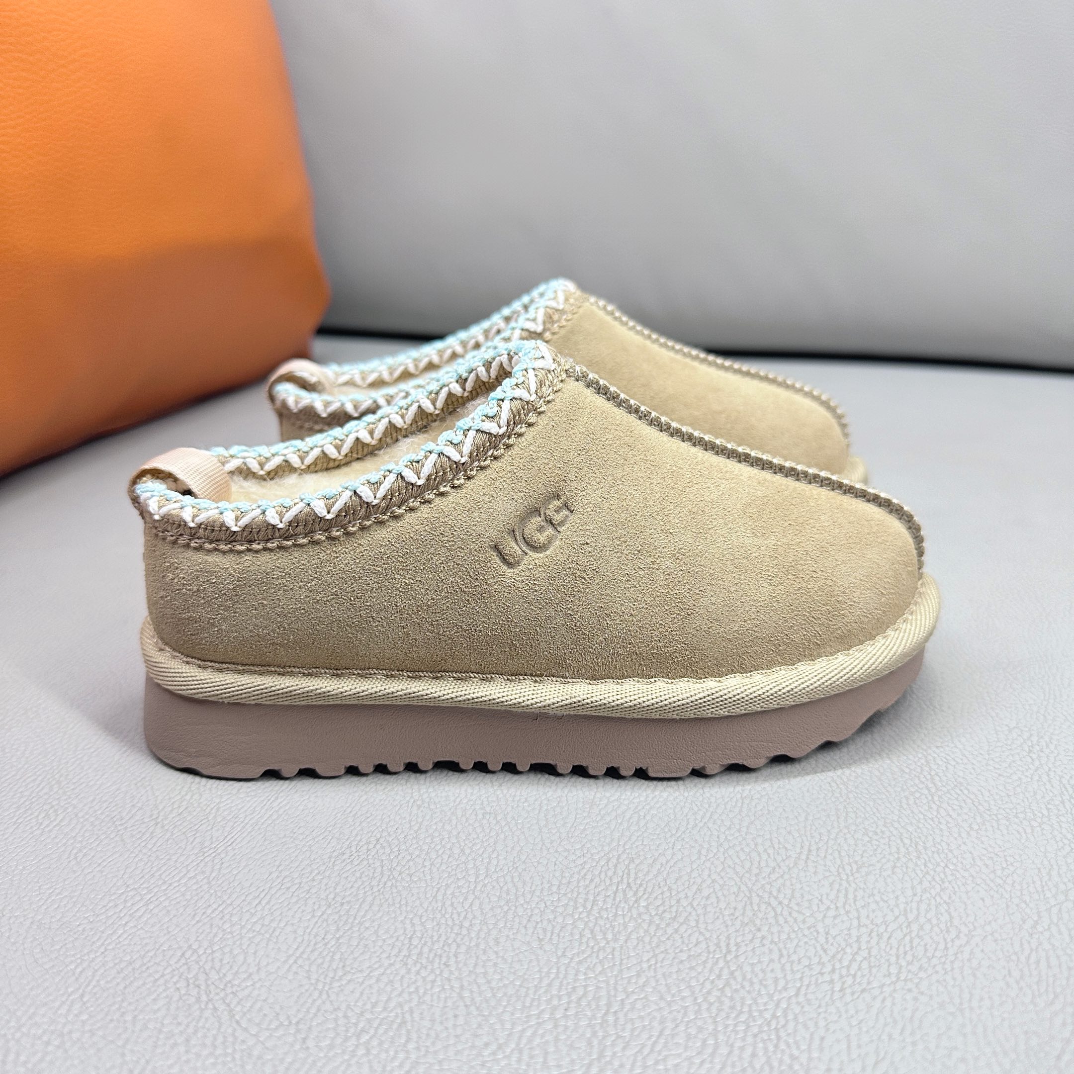 图片[4]-官网正确版UGG儿童Tazz塔茨乐福鞋一脚蹬懒人鞋🚀UGG Tasman 民族风儿童半拖鞋 小红书爆款 此款构思于中国民族传统服饰文化绚丽多彩，工艺精湛，款式别致，风格独特，充分的展现着本民族的风采，成为时下国际最流行时尚元素！ 时尚舒适鞋 户外雪地靴 俏皮可爱的百变造型， 美国轻奢品牌🐑UGG 平底系列冬季 雪地休闲保暖毛毛雪地靴。材料采用原厂防污防水皮料 防滑耐磨轻翼大底 保暖性能十足 严寒季节。羊皮毛一体 1.1隆丰原材料 Treadlite by UGG.轻翼大底，将给你带来新奇别致的温暖和舒适体验。内嵌人造卷曲羊毛毛绒里衬和鞋垫 四色：棕色 黑色 沙色 墨绿色 尺码：26-39 建议选择大一码-选品中心