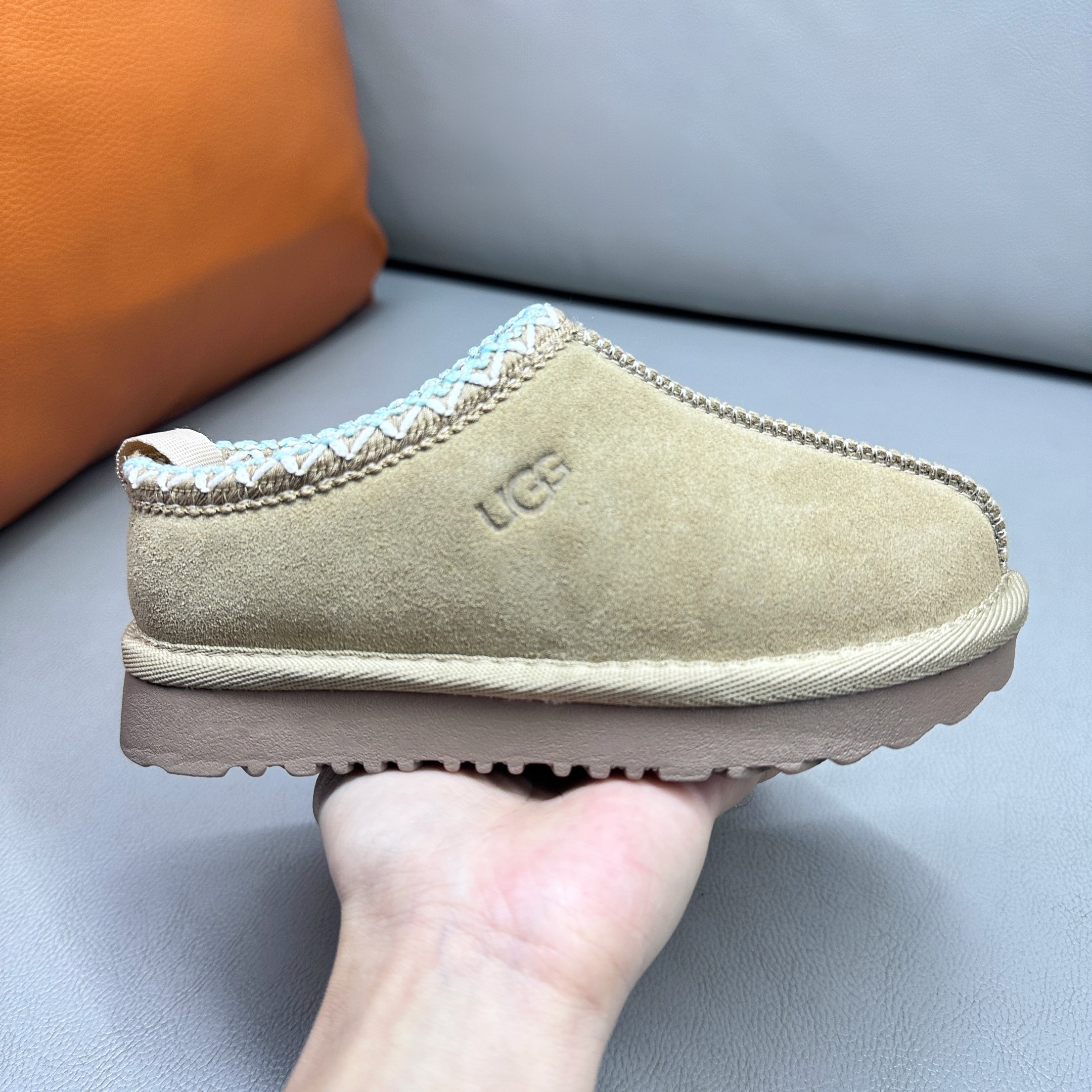 图片[2]-官网正确版UGG儿童Tazz塔茨乐福鞋一脚蹬懒人鞋🚀UGG Tasman 民族风儿童半拖鞋 小红书爆款 此款构思于中国民族传统服饰文化绚丽多彩，工艺精湛，款式别致，风格独特，充分的展现着本民族的风采，成为时下国际最流行时尚元素！ 时尚舒适鞋 户外雪地靴 俏皮可爱的百变造型， 美国轻奢品牌🐑UGG 平底系列冬季 雪地休闲保暖毛毛雪地靴。材料采用原厂防污防水皮料 防滑耐磨轻翼大底 保暖性能十足 严寒季节。羊皮毛一体 1.1隆丰原材料 Treadlite by UGG.轻翼大底，将给你带来新奇别致的温暖和舒适体验。内嵌人造卷曲羊毛毛绒里衬和鞋垫 四色：棕色 黑色 沙色 墨绿色 尺码：26-39 建议选择大一码-选品中心