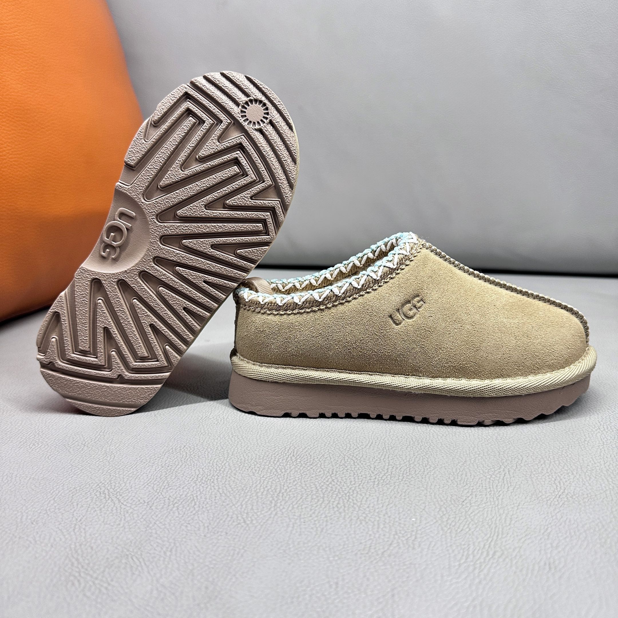 图片[8]-官网正确版UGG儿童Tazz塔茨乐福鞋一脚蹬懒人鞋🚀UGG Tasman 民族风儿童半拖鞋 小红书爆款 此款构思于中国民族传统服饰文化绚丽多彩，工艺精湛，款式别致，风格独特，充分的展现着本民族的风采，成为时下国际最流行时尚元素！ 时尚舒适鞋 户外雪地靴 俏皮可爱的百变造型， 美国轻奢品牌🐑UGG 平底系列冬季 雪地休闲保暖毛毛雪地靴。材料采用原厂防污防水皮料 防滑耐磨轻翼大底 保暖性能十足 严寒季节。羊皮毛一体 1.1隆丰原材料 Treadlite by UGG.轻翼大底，将给你带来新奇别致的温暖和舒适体验。内嵌人造卷曲羊毛毛绒里衬和鞋垫 四色：棕色 黑色 沙色 墨绿色 尺码：26-39 建议选择大一码-选品中心