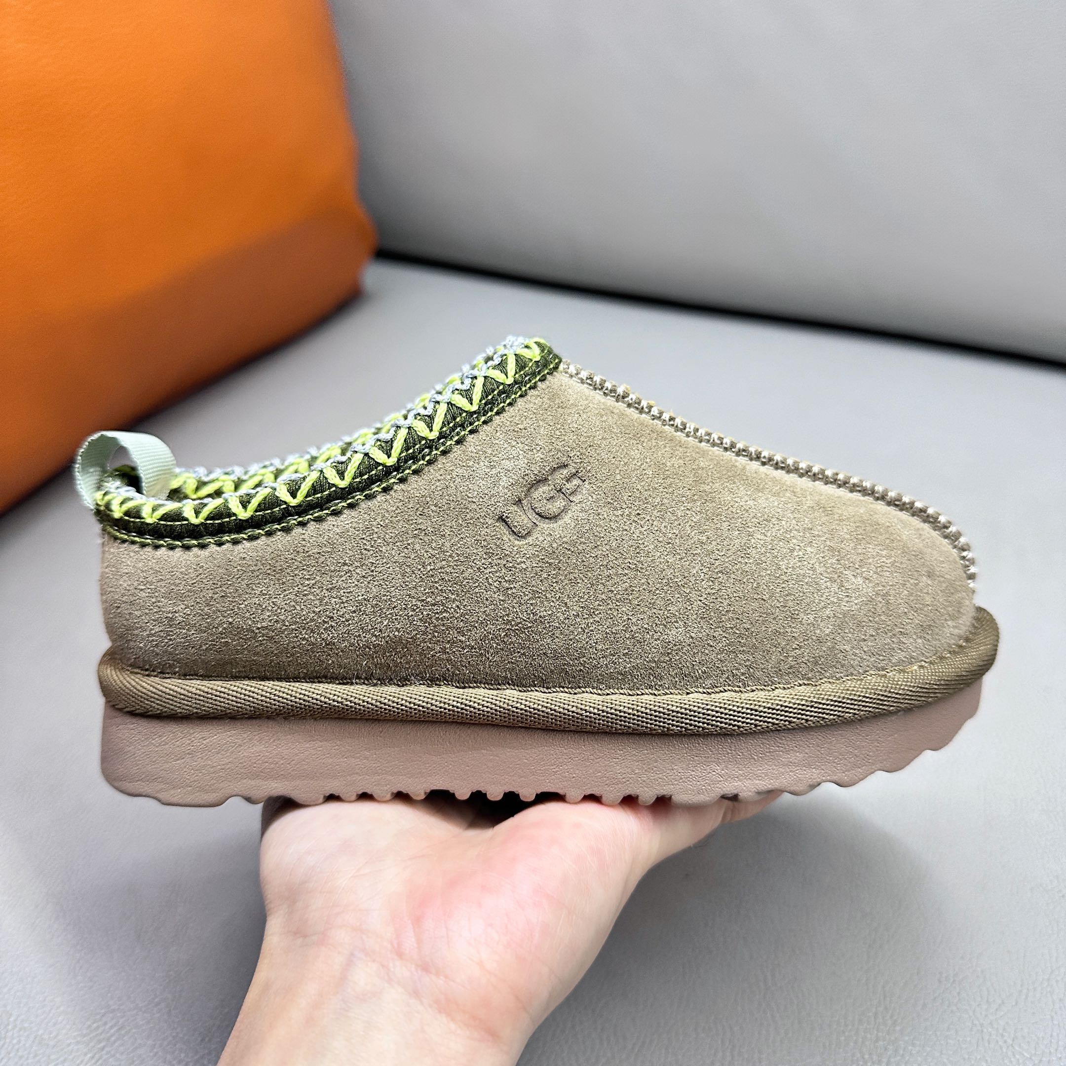 图片[2]-官网正确版UGG儿童Tazz塔茨乐福鞋一脚蹬懒人鞋🚀UGG Tasman 民族风儿童半拖鞋 小红书爆款 此款构思于中国民族传统服饰文化绚丽多彩，工艺精湛，款式别致，风格独特，充分的展现着本民族的风采，成为时下国际最流行时尚元素！ 时尚舒适鞋 户外雪地靴 俏皮可爱的百变造型， 美国轻奢品牌🐑UGG 平底系列冬季 雪地休闲保暖毛毛雪地靴。材料采用原厂防污防水皮料 防滑耐磨轻翼大底 保暖性能十足 严寒季节。羊皮毛一体 1.1隆丰原材料 Treadlite by UGG.轻翼大底，将给你带来新奇别致的温暖和舒适体验。内嵌人造卷曲羊毛毛绒里衬和鞋垫 四色：棕色 黑色 沙色 墨绿色 尺码：26-39 建议选择大一码-选品中心