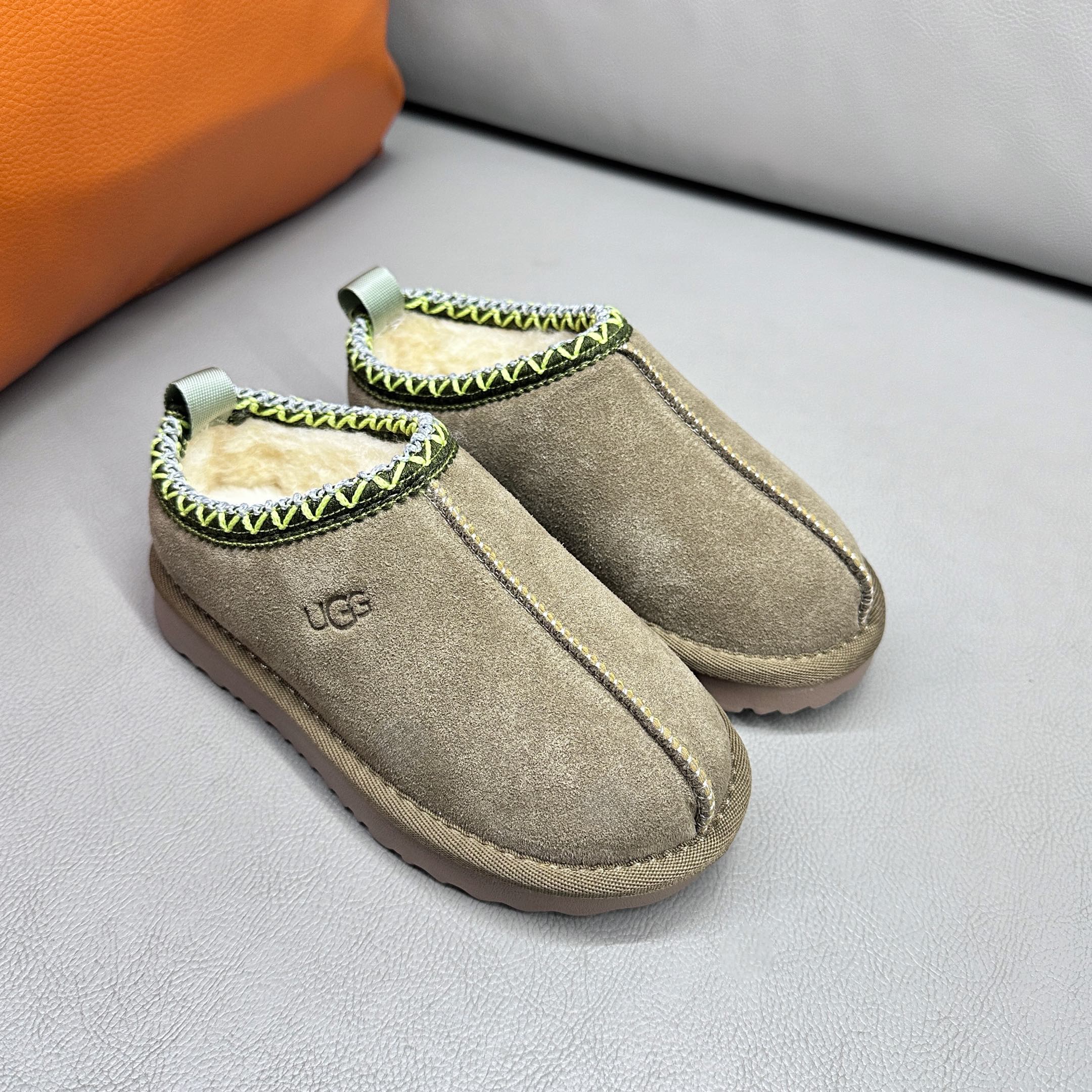 图片[5]-官网正确版UGG儿童Tazz塔茨乐福鞋一脚蹬懒人鞋🚀UGG Tasman 民族风儿童半拖鞋 小红书爆款 此款构思于中国民族传统服饰文化绚丽多彩，工艺精湛，款式别致，风格独特，充分的展现着本民族的风采，成为时下国际最流行时尚元素！ 时尚舒适鞋 户外雪地靴 俏皮可爱的百变造型， 美国轻奢品牌🐑UGG 平底系列冬季 雪地休闲保暖毛毛雪地靴。材料采用原厂防污防水皮料 防滑耐磨轻翼大底 保暖性能十足 严寒季节。羊皮毛一体 1.1隆丰原材料 Treadlite by UGG.轻翼大底，将给你带来新奇别致的温暖和舒适体验。内嵌人造卷曲羊毛毛绒里衬和鞋垫 四色：棕色 黑色 沙色 墨绿色 尺码：26-39 建议选择大一码-选品中心