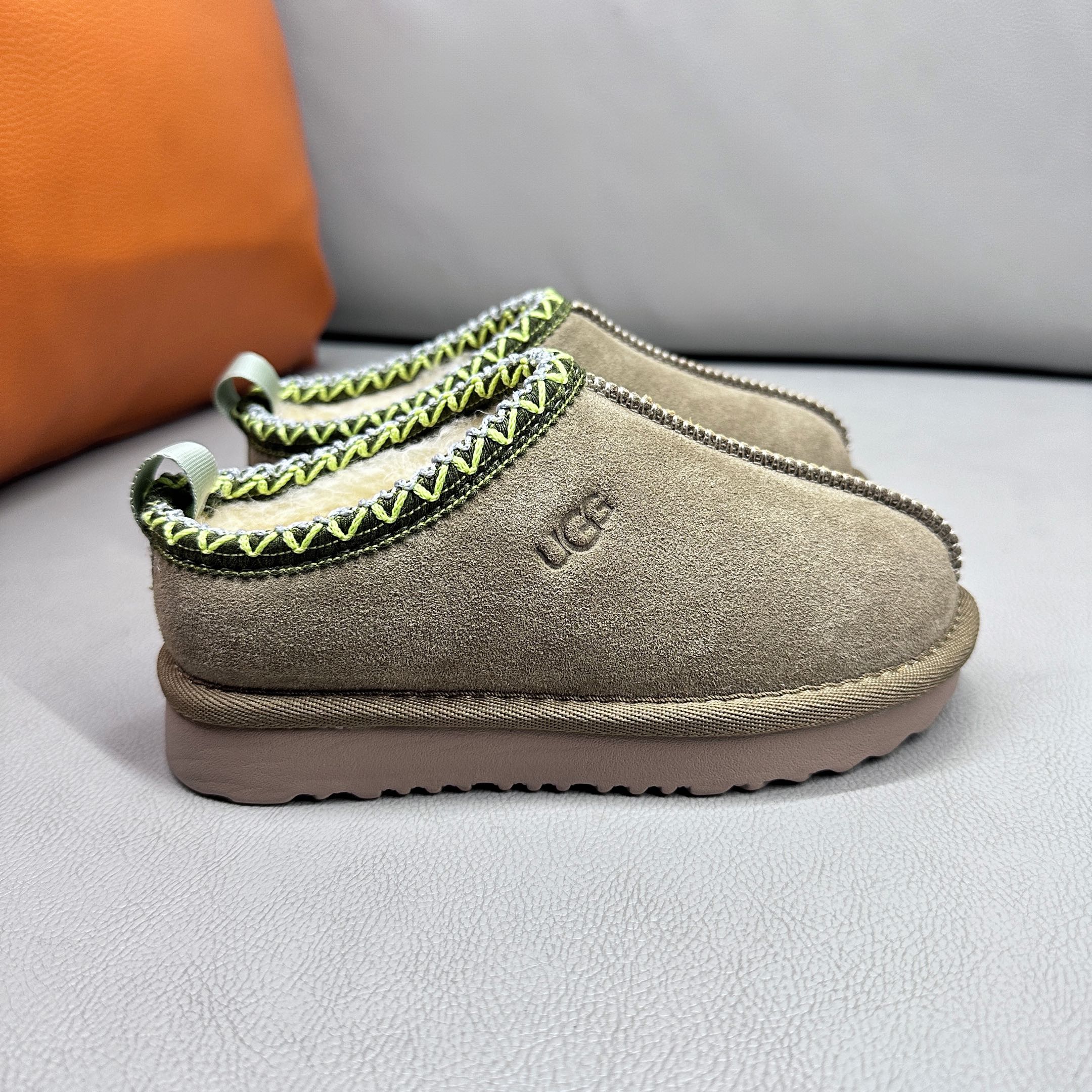 图片[4]-官网正确版UGG儿童Tazz塔茨乐福鞋一脚蹬懒人鞋🚀UGG Tasman 民族风儿童半拖鞋 小红书爆款 此款构思于中国民族传统服饰文化绚丽多彩，工艺精湛，款式别致，风格独特，充分的展现着本民族的风采，成为时下国际最流行时尚元素！ 时尚舒适鞋 户外雪地靴 俏皮可爱的百变造型， 美国轻奢品牌🐑UGG 平底系列冬季 雪地休闲保暖毛毛雪地靴。材料采用原厂防污防水皮料 防滑耐磨轻翼大底 保暖性能十足 严寒季节。羊皮毛一体 1.1隆丰原材料 Treadlite by UGG.轻翼大底，将给你带来新奇别致的温暖和舒适体验。内嵌人造卷曲羊毛毛绒里衬和鞋垫 四色：棕色 黑色 沙色 墨绿色 尺码：26-39 建议选择大一码-选品中心