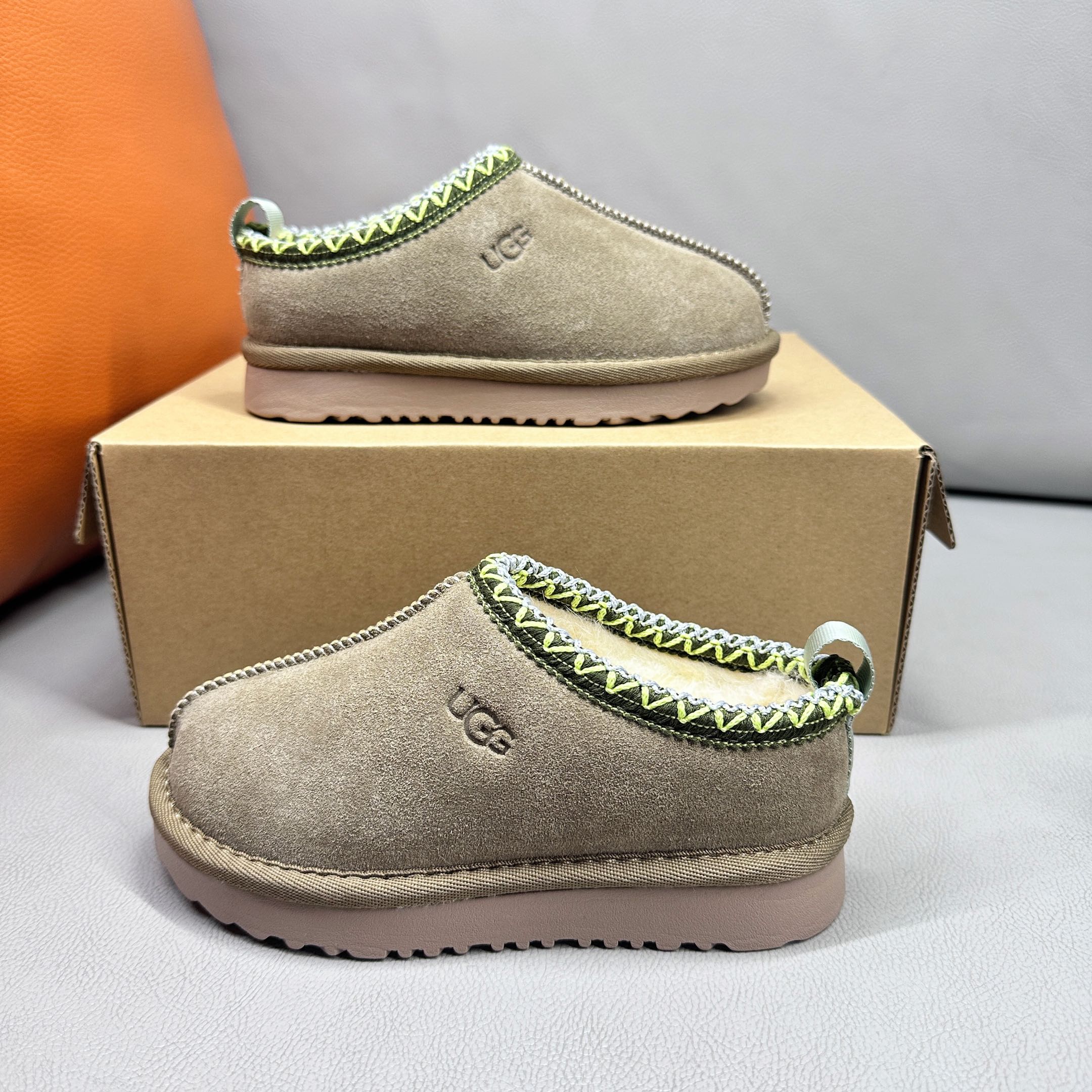 图片[6]-官网正确版UGG儿童Tazz塔茨乐福鞋一脚蹬懒人鞋🚀UGG Tasman 民族风儿童半拖鞋 小红书爆款 此款构思于中国民族传统服饰文化绚丽多彩，工艺精湛，款式别致，风格独特，充分的展现着本民族的风采，成为时下国际最流行时尚元素！ 时尚舒适鞋 户外雪地靴 俏皮可爱的百变造型， 美国轻奢品牌🐑UGG 平底系列冬季 雪地休闲保暖毛毛雪地靴。材料采用原厂防污防水皮料 防滑耐磨轻翼大底 保暖性能十足 严寒季节。羊皮毛一体 1.1隆丰原材料 Treadlite by UGG.轻翼大底，将给你带来新奇别致的温暖和舒适体验。内嵌人造卷曲羊毛毛绒里衬和鞋垫 四色：棕色 黑色 沙色 墨绿色 尺码：26-39 建议选择大一码-选品中心