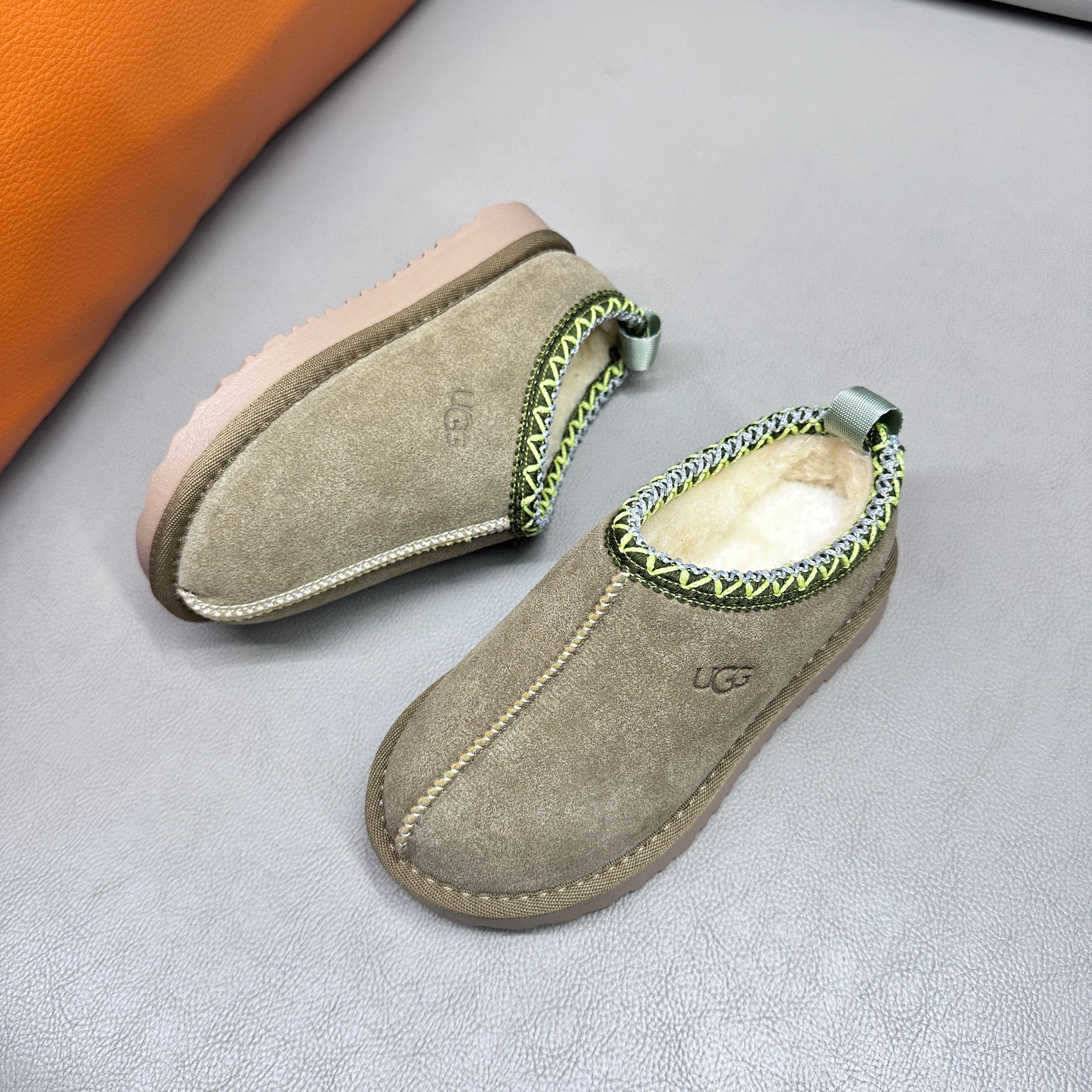 图片[9]-官网正确版UGG儿童Tazz塔茨乐福鞋一脚蹬懒人鞋🚀UGG Tasman 民族风儿童半拖鞋 小红书爆款 此款构思于中国民族传统服饰文化绚丽多彩，工艺精湛，款式别致，风格独特，充分的展现着本民族的风采，成为时下国际最流行时尚元素！ 时尚舒适鞋 户外雪地靴 俏皮可爱的百变造型， 美国轻奢品牌🐑UGG 平底系列冬季 雪地休闲保暖毛毛雪地靴。材料采用原厂防污防水皮料 防滑耐磨轻翼大底 保暖性能十足 严寒季节。羊皮毛一体 1.1隆丰原材料 Treadlite by UGG.轻翼大底，将给你带来新奇别致的温暖和舒适体验。内嵌人造卷曲羊毛毛绒里衬和鞋垫 四色：棕色 黑色 沙色 墨绿色 尺码：26-39 建议选择大一码-选品中心