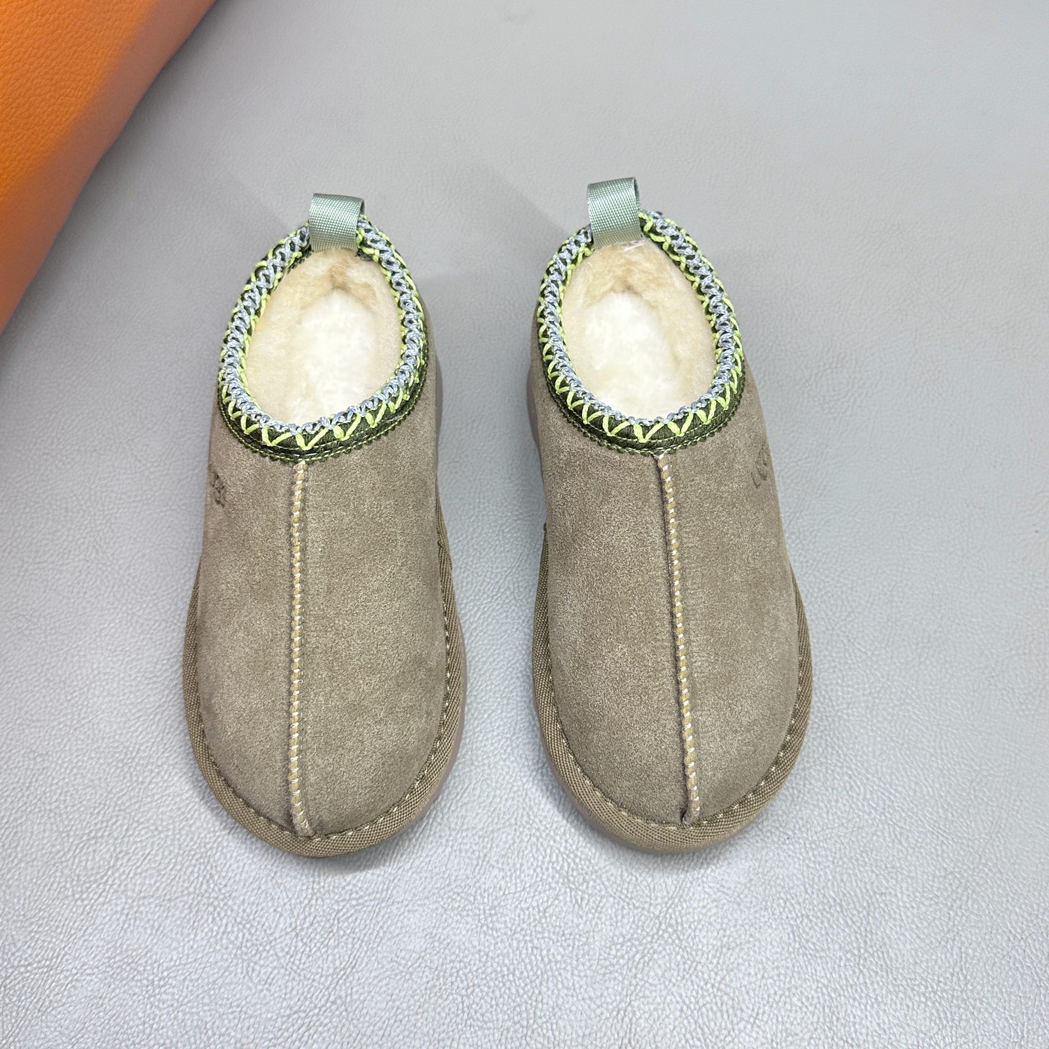 图片[3]-官网正确版UGG儿童Tazz塔茨乐福鞋一脚蹬懒人鞋🚀UGG Tasman 民族风儿童半拖鞋 小红书爆款 此款构思于中国民族传统服饰文化绚丽多彩，工艺精湛，款式别致，风格独特，充分的展现着本民族的风采，成为时下国际最流行时尚元素！ 时尚舒适鞋 户外雪地靴 俏皮可爱的百变造型， 美国轻奢品牌🐑UGG 平底系列冬季 雪地休闲保暖毛毛雪地靴。材料采用原厂防污防水皮料 防滑耐磨轻翼大底 保暖性能十足 严寒季节。羊皮毛一体 1.1隆丰原材料 Treadlite by UGG.轻翼大底，将给你带来新奇别致的温暖和舒适体验。内嵌人造卷曲羊毛毛绒里衬和鞋垫 四色：棕色 黑色 沙色 墨绿色 尺码：26-39 建议选择大一码-选品中心