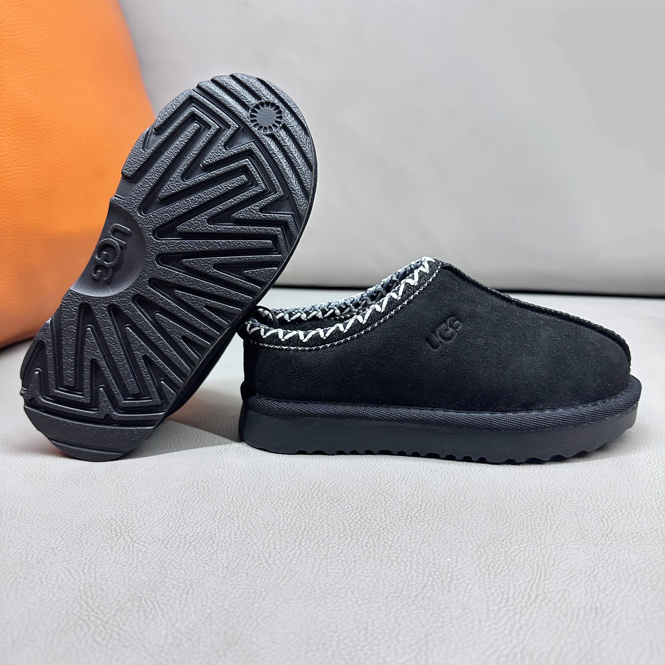 图片[8]-官网正确版UGG儿童Tazz塔茨乐福鞋一脚蹬懒人鞋🚀UGG Tasman 民族风儿童半拖鞋 小红书爆款 此款构思于中国民族传统服饰文化绚丽多彩，工艺精湛，款式别致，风格独特，充分的展现着本民族的风采，成为时下国际最流行时尚元素！ 时尚舒适鞋 户外雪地靴 俏皮可爱的百变造型， 美国轻奢品牌🐑UGG 平底系列冬季 雪地休闲保暖毛毛雪地靴。材料采用原厂防污防水皮料 防滑耐磨轻翼大底 保暖性能十足 严寒季节。羊皮毛一体 1.1隆丰原材料 Treadlite by UGG.轻翼大底，将给你带来新奇别致的温暖和舒适体验。内嵌人造卷曲羊毛毛绒里衬和鞋垫 四色：棕色 黑色 沙色 墨绿色 尺码：26-39 建议选择大一码-选品中心